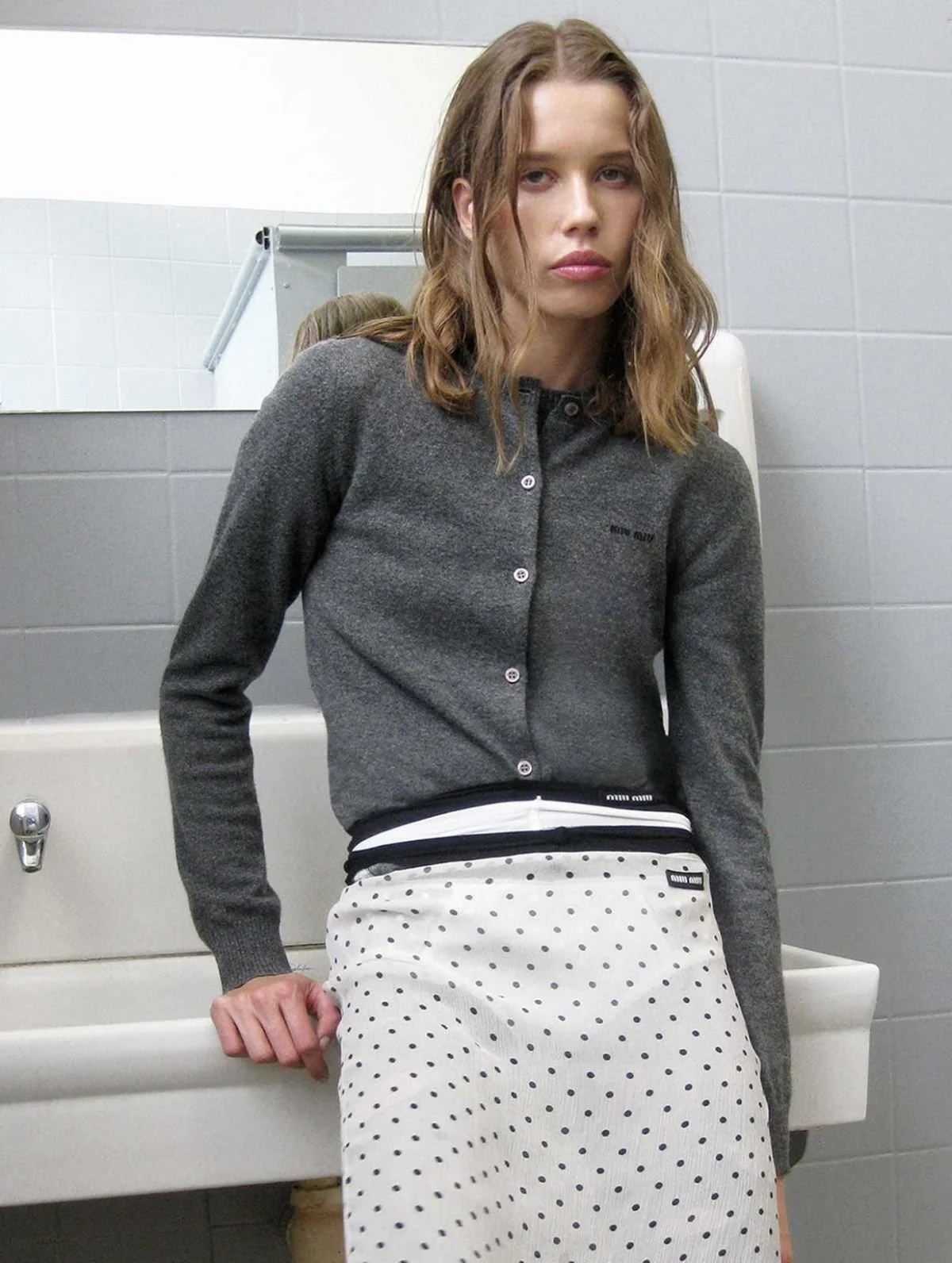 Look completo MIU MIU, medias negras WOLFORD.