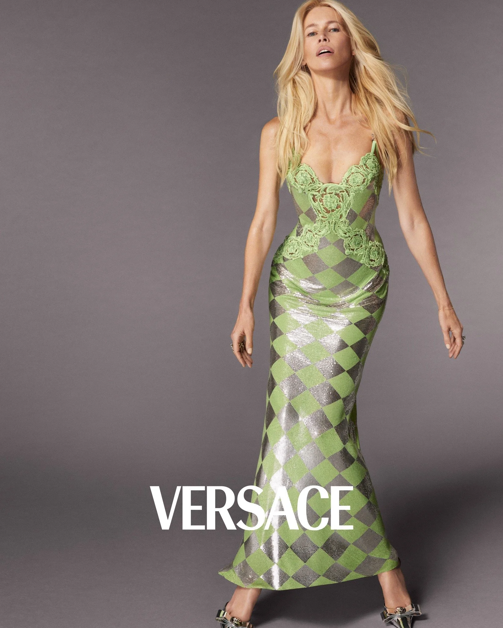  ARRIBA. Bellazone. Mert Alas, Versace Instagram. ABAJO. Condé Nast Archive, Vogue. Mert Alas, Versace Instagram.  