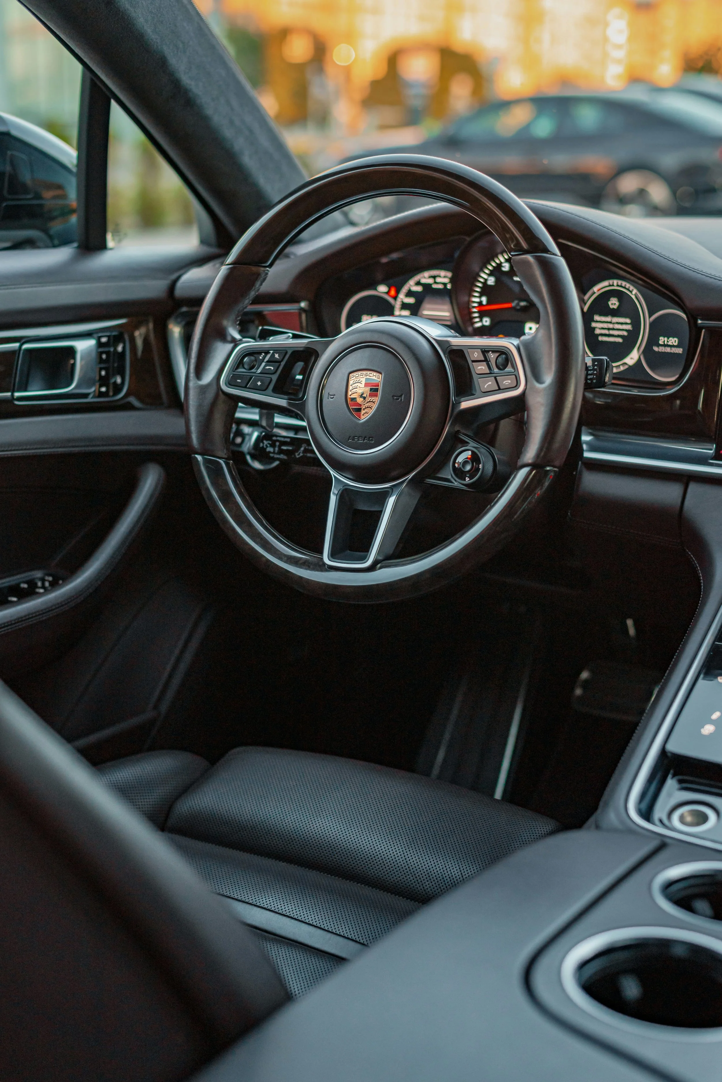 Schonende Reinigung und Pflege von empfindlichen Touchscreens, Displays und Navigationssystemen im Auto Innenraum