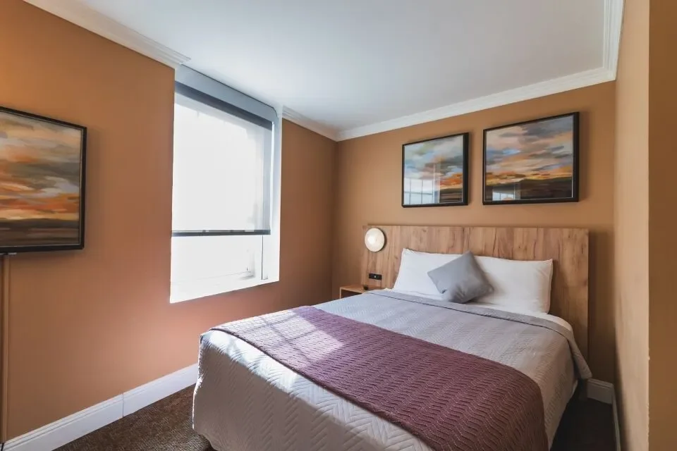 QUEEN ROOM