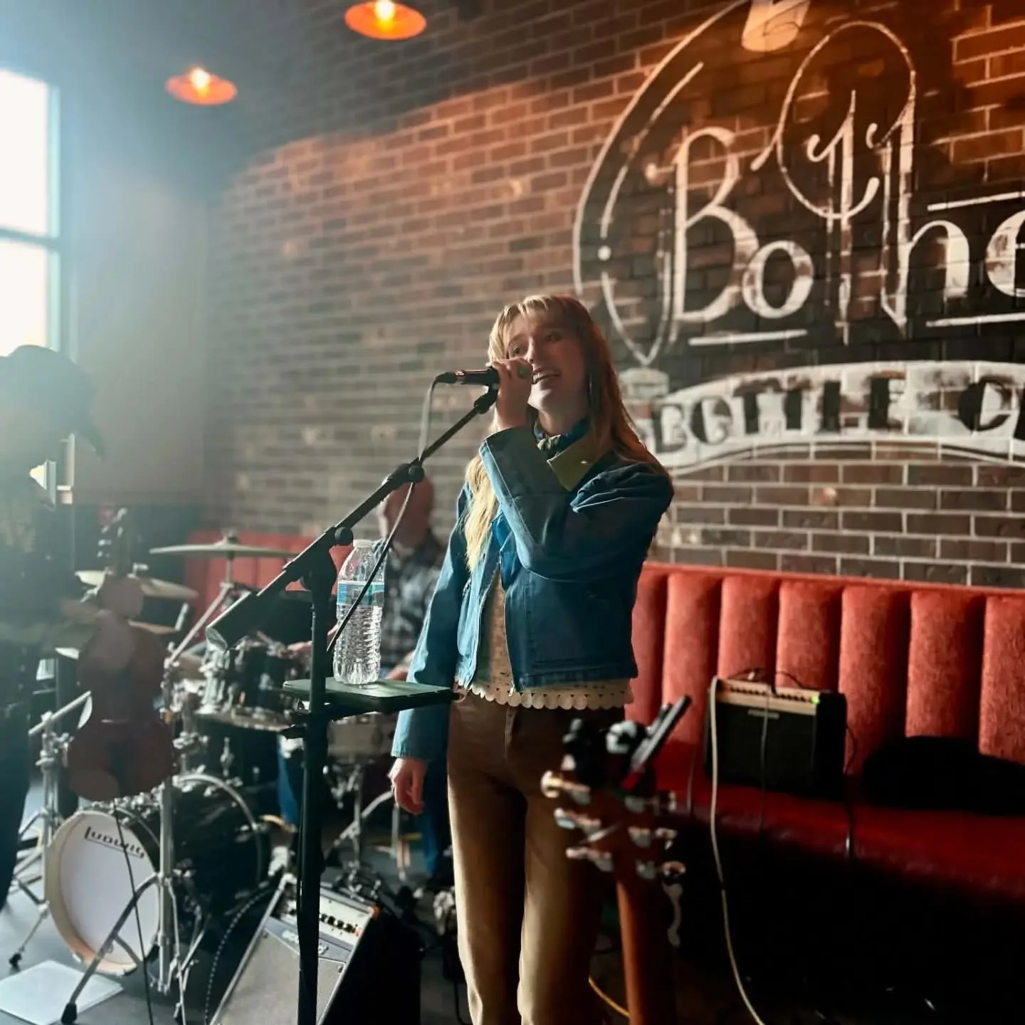 We're having a blast with gigging almost every weekend. If u have a friend who owns a bar or you own a bar or you have an uncle throwing a big party or ur friend's dog's mom's son is having a bar mitzvah give me a holler 

#music #countrymusic #singe