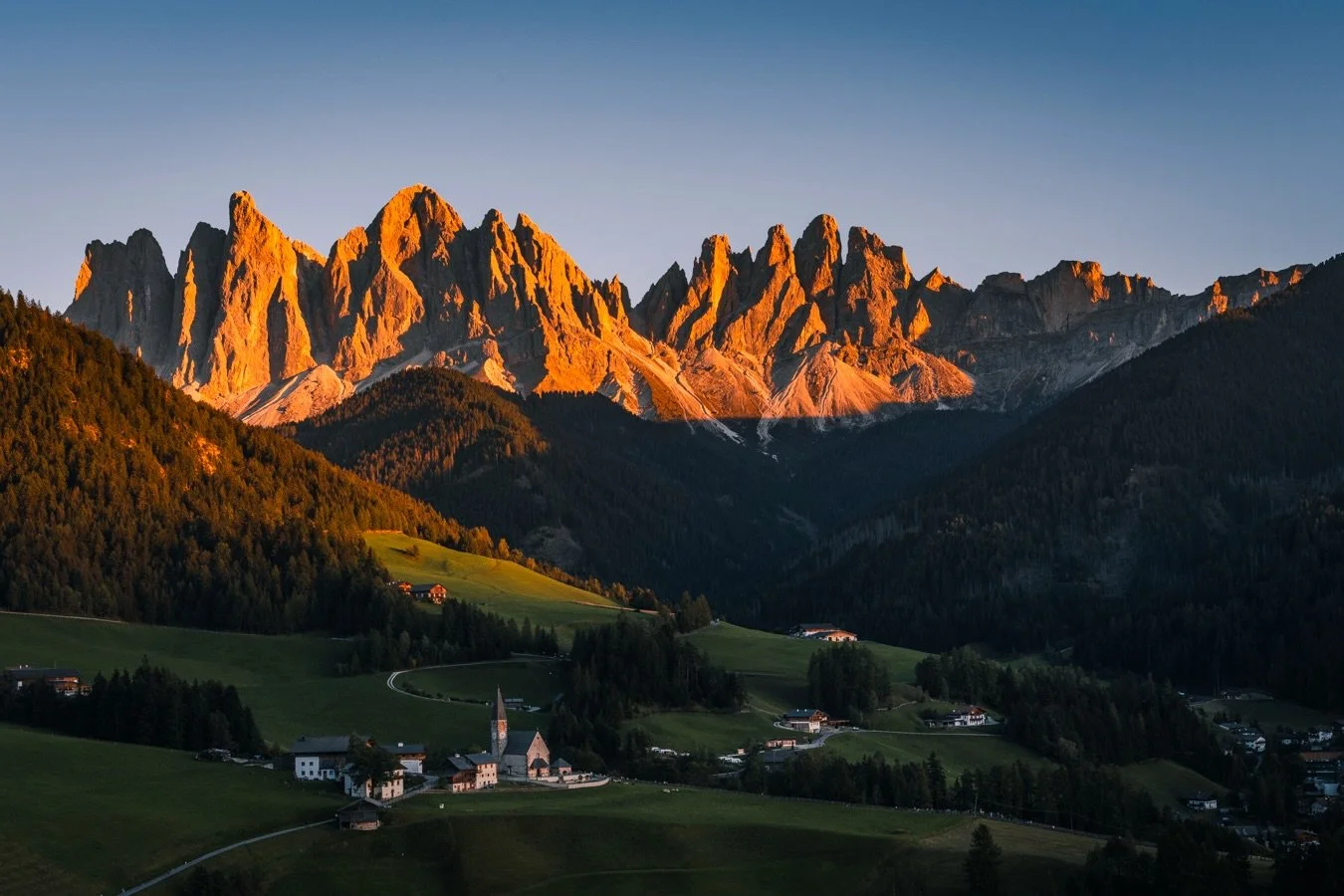 The last light of the day catching the Odle peaks, turning the whole ridge gold while the valley below slipped quietly into evening. A few fleeting minutes, and then it was gone.

#dolomites #valdifunes #southtyrol #lastlight #zakphotos