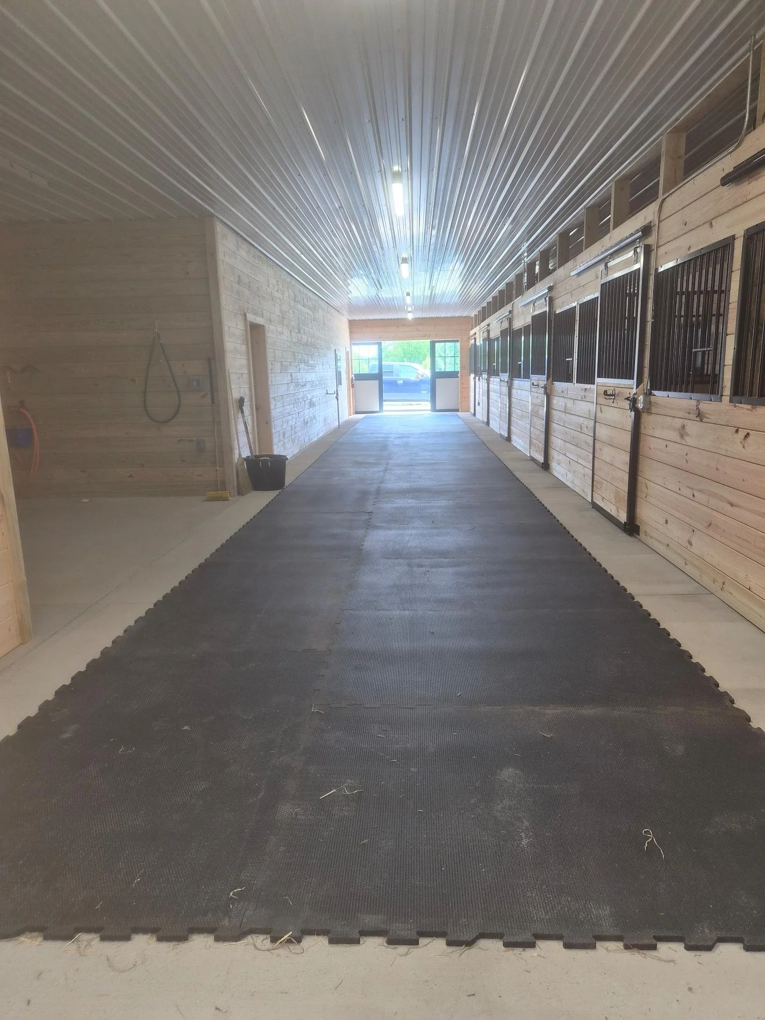 Rubber lined main stall aisle