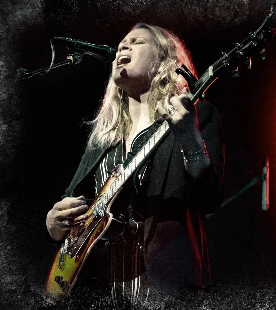 Nicole singing live with her guitar