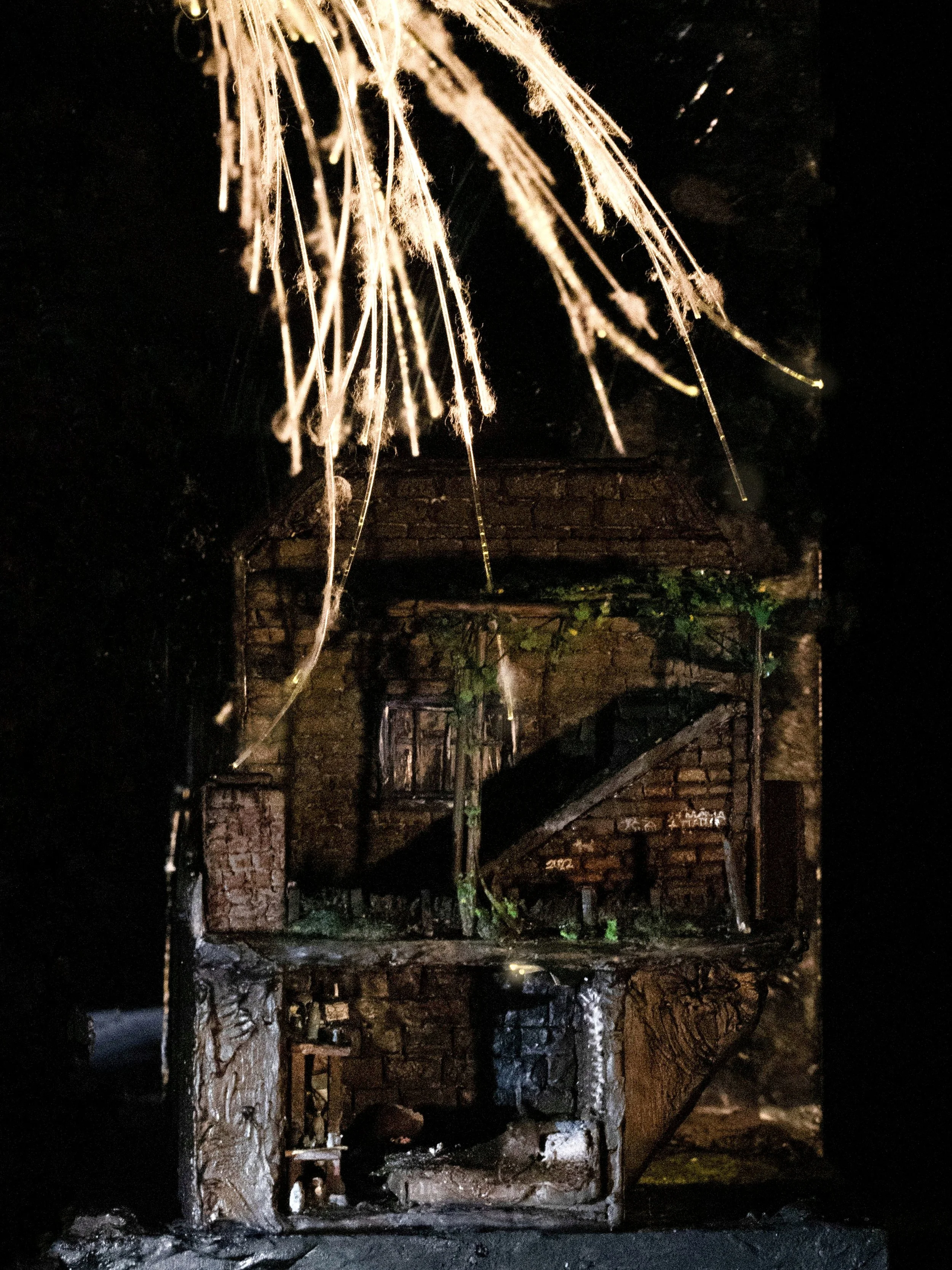Five seconds to survive. 10cm × 10cm × 15cm. Mixed media.