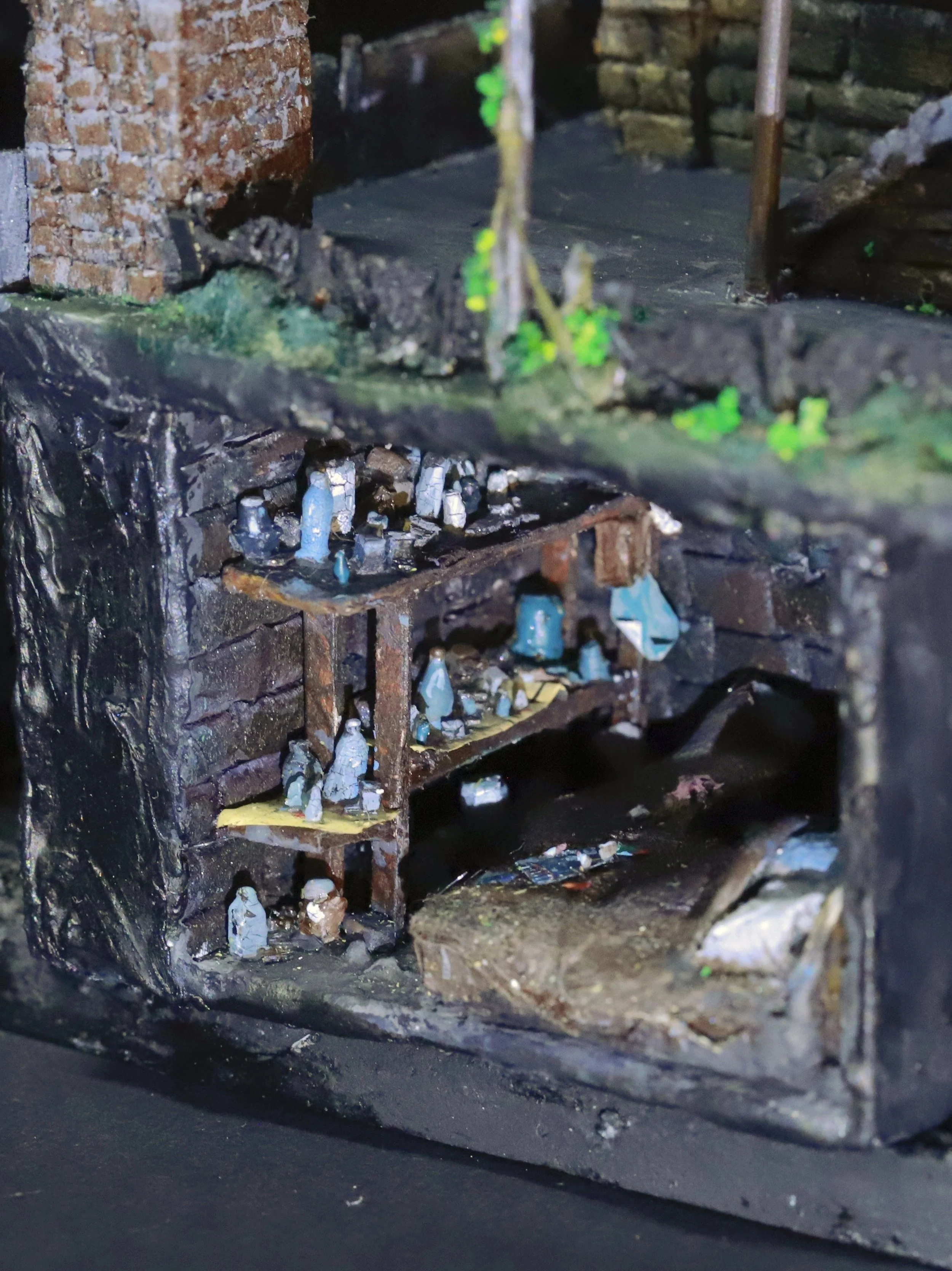 Five seconds to survive. 10cm × 10cm × 15cm. Mixed media.