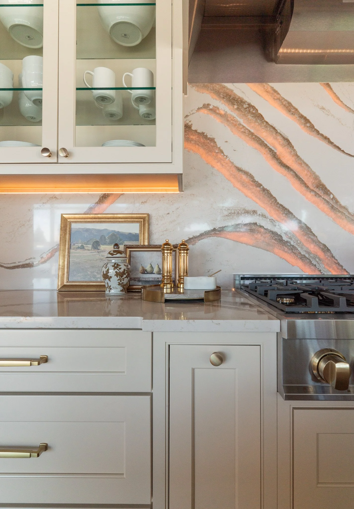 Cool glowing backsplash cabinets in new kitchen design 