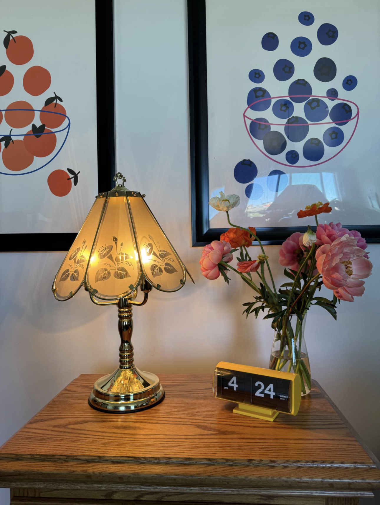Adorable vintage lamp with etched glass flowers and stunning quality lamp 