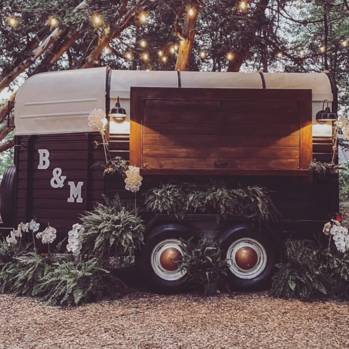 Y O U R  W A Y ✨ 

we love the Cruising Cabernet, but what we love more is seeing our clients make it their own, doing the decor their way, and making it special. 

Britt and Mike outdid it with his and hers initials, along with beautiful Boston fern
