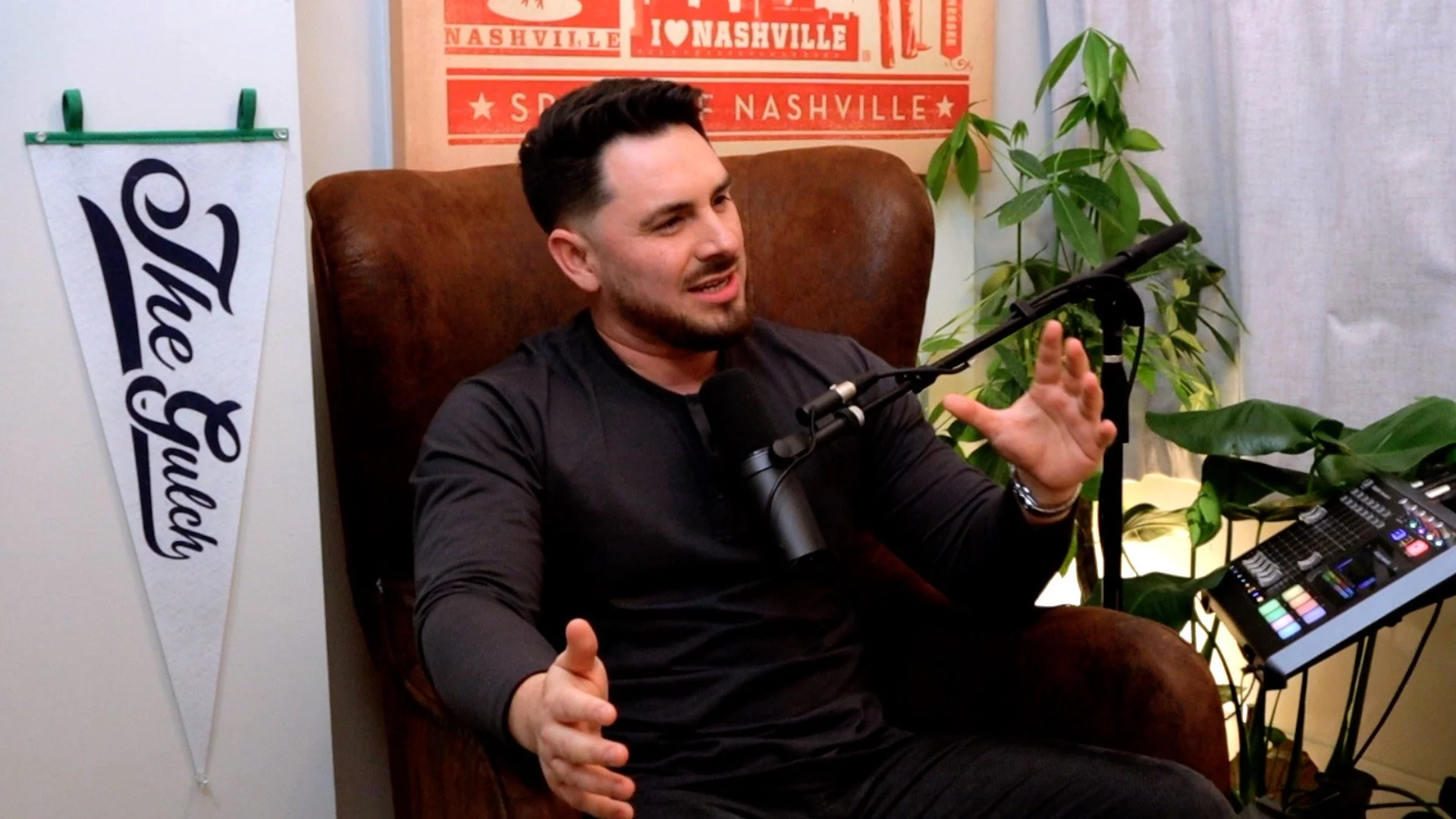 Tony Mendoza, host of Heart of the Gulch, interviews Struggle Jennings about his music, the Jennings family legacy, outlaw country, and his career as an independent artist.