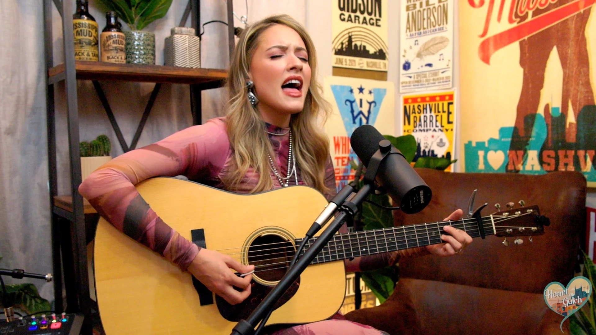 Country artist Emily Ann Roberts delivers an exclusive live studio performance of “When I’m Gone” for Heart of the Gulch.