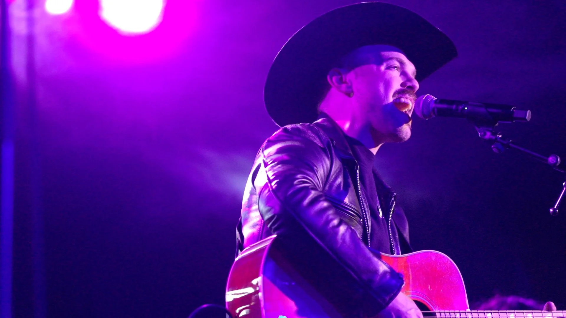Country singer-songwriter Sammy Arriaga delivers an exclusive live studio performance for Heart of the Gulch in Nashville.