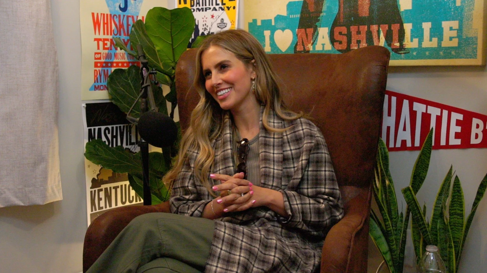 Texas country artist Catie Offerman talks her musical roots, playing fiddle, life in Nashville, and building her own sound in modern country music on Heart of the Gulch.
