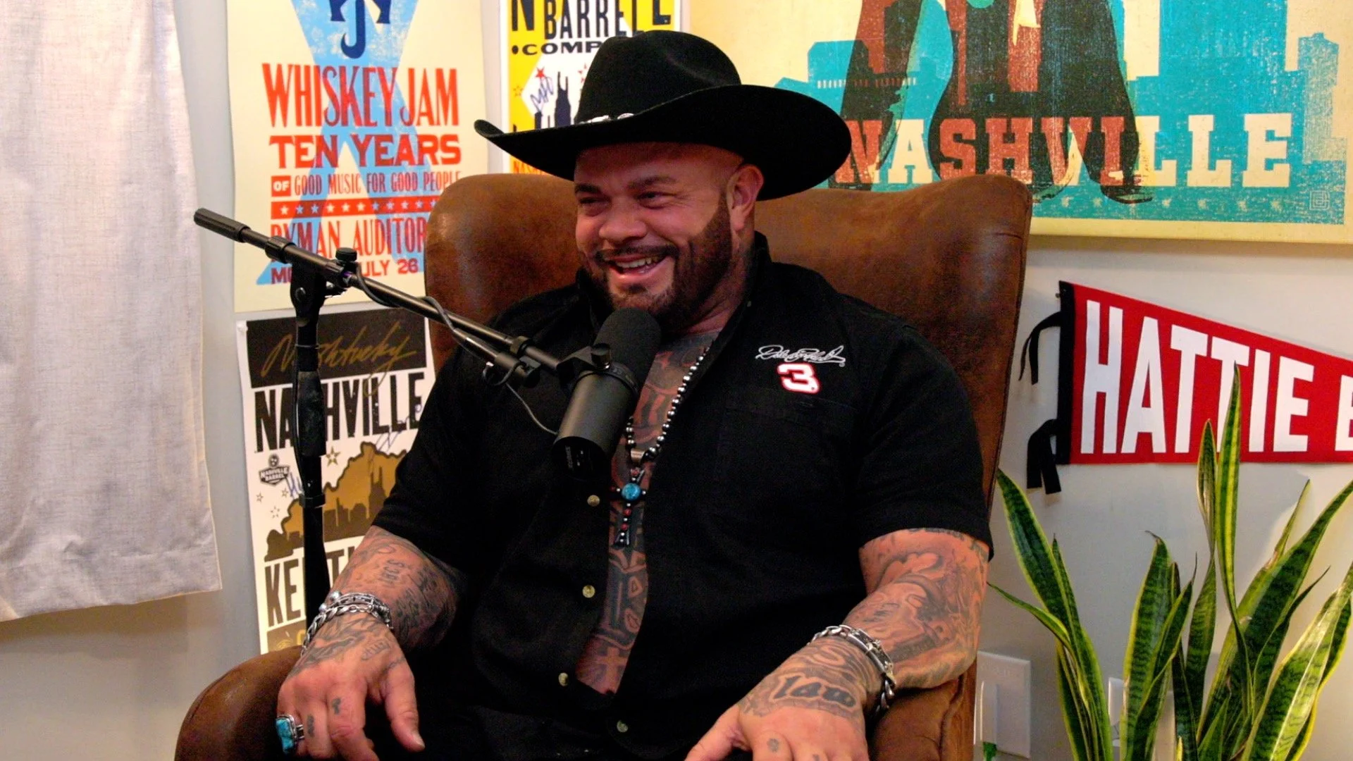 Struggle Jennings delivers an exclusive live studio performance for Heart of the Gulch, showcasing the gritty sound and storytelling behind his music.