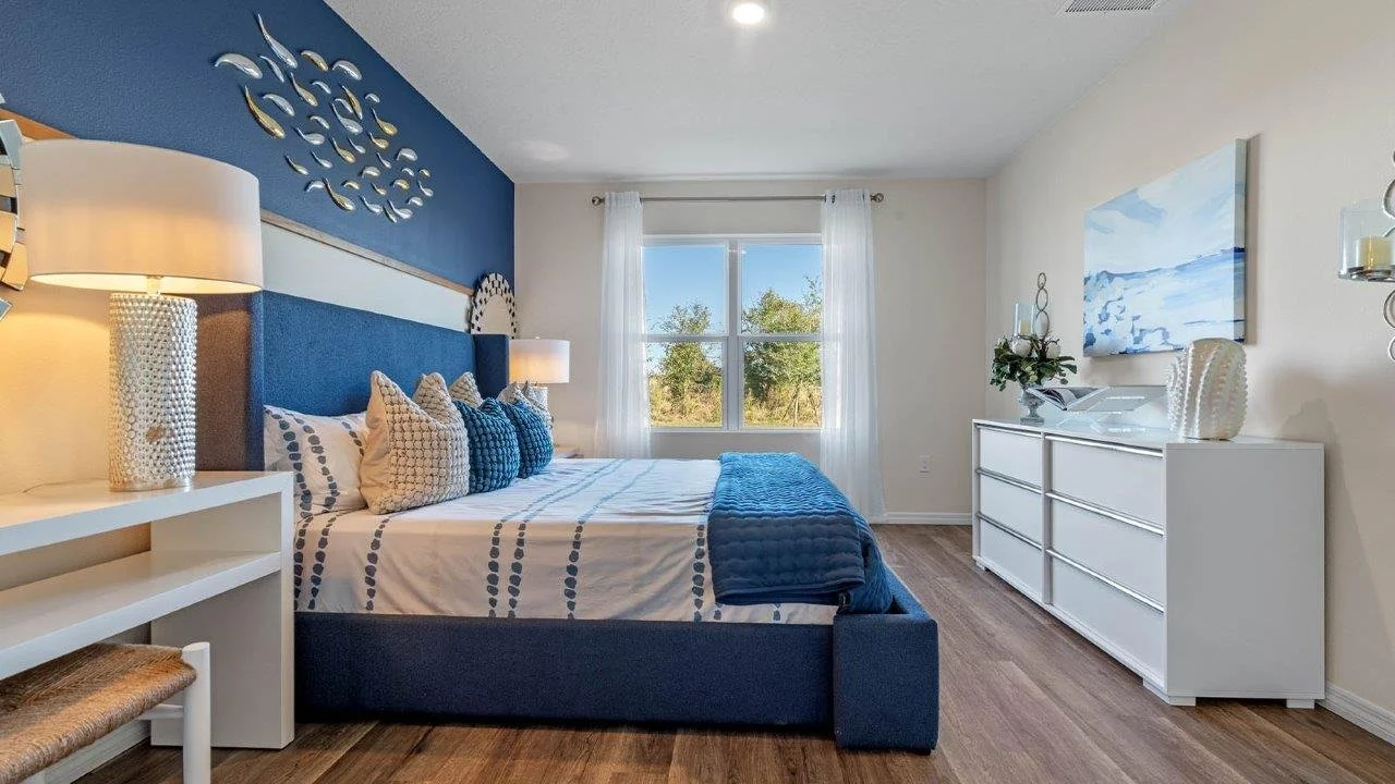 12_primary_bedroom.jpg