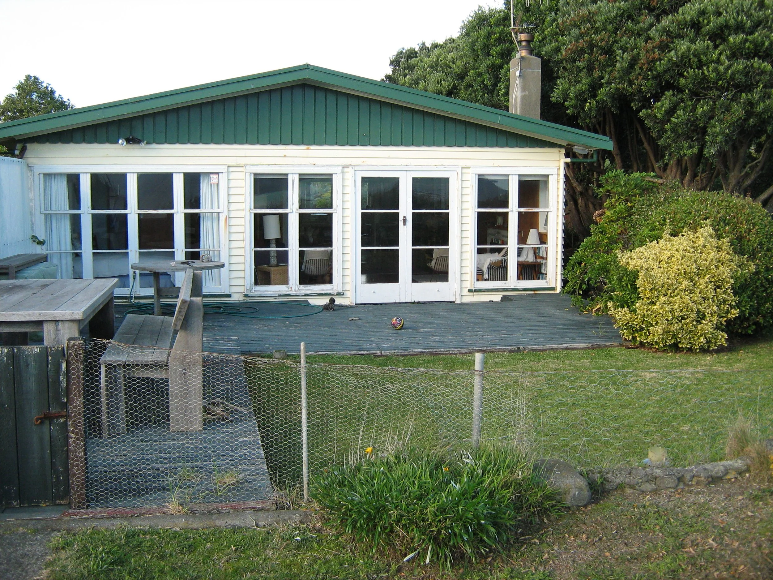 Older home with basic uncovered outdoor living
