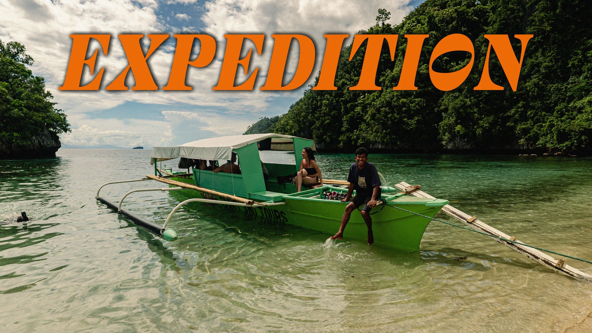 Un bateau d'expédition dans une crique sur l'île de Dinagat aux Philippines. Le bateau est sur la plage de sable fin au milieu de la jungle sur une île isolée.