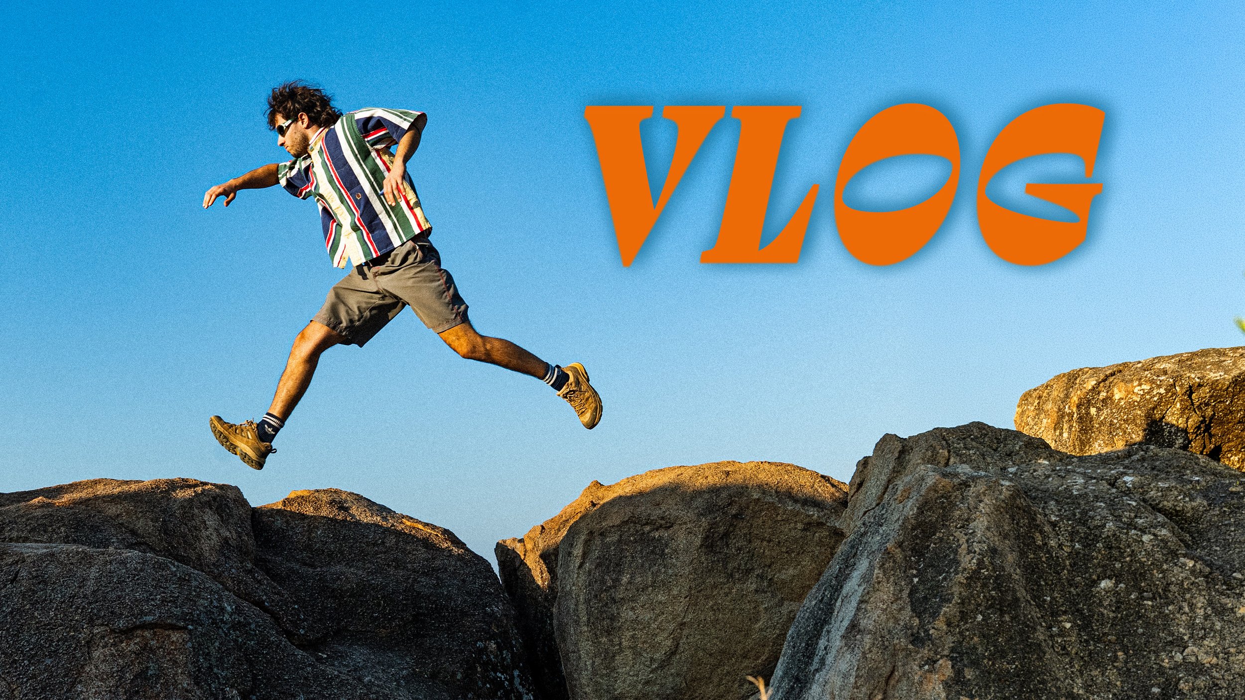 un homme qui explore la nature dans des vlogs mensuelles.