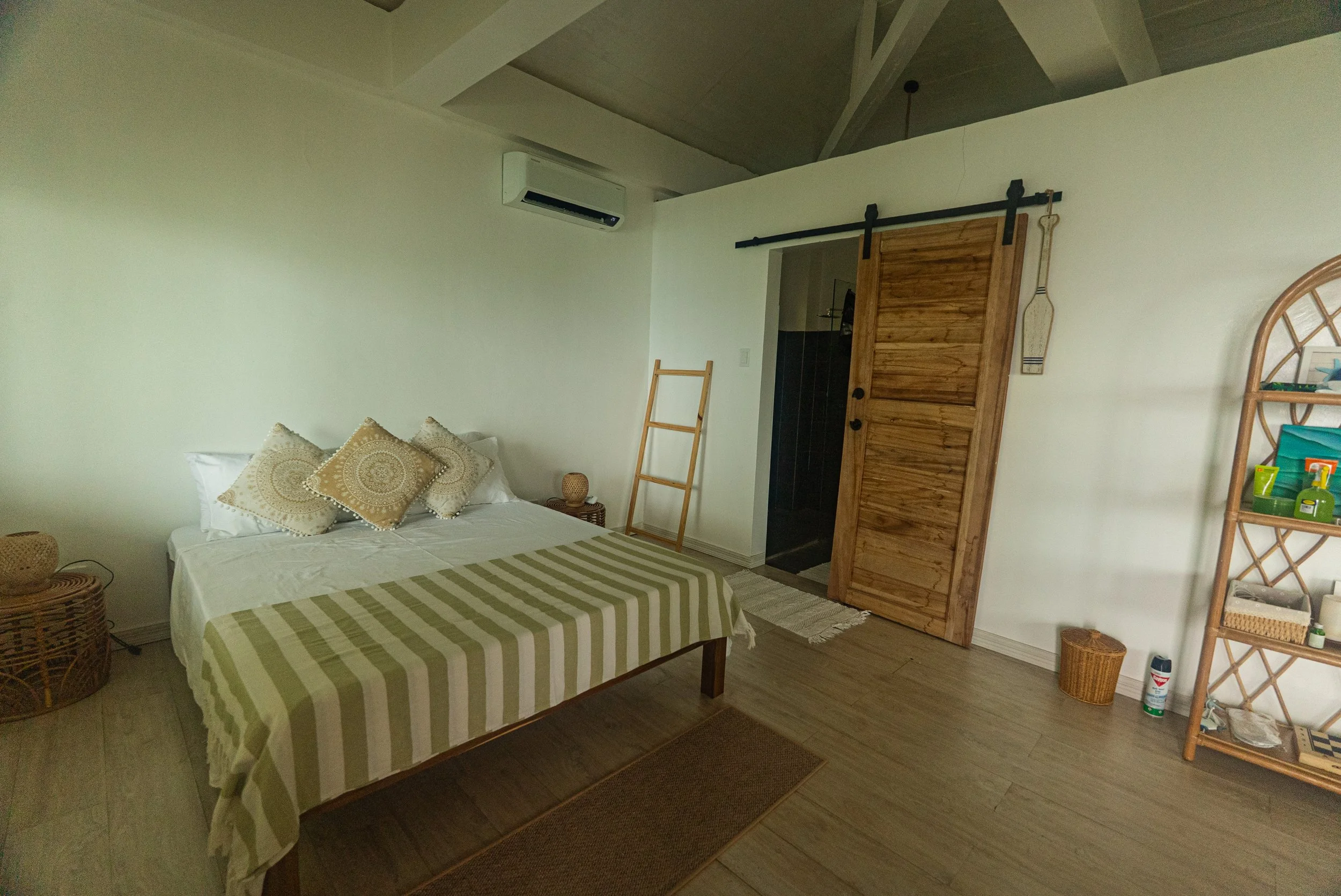 Chambre avec lit, oreillers, porte coulissante en bois, étagère en bambou avec jouets, accessoires divers.
promotion d'hôtel, de villa, de resorts sur airbnb, site web et réseaux sociaux