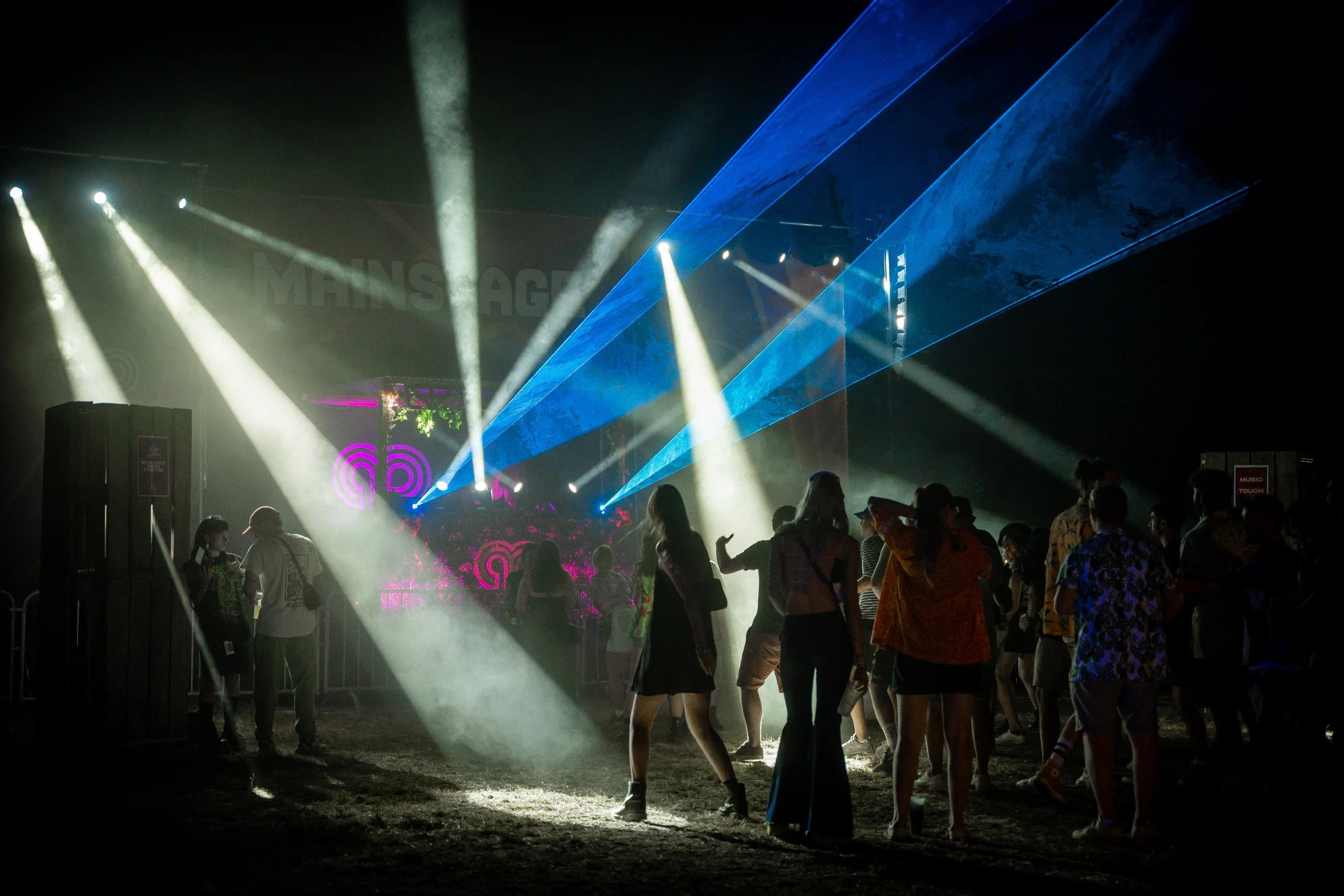 groupe de personnes devant la scène principale d'un festival français. foule, fête; techno