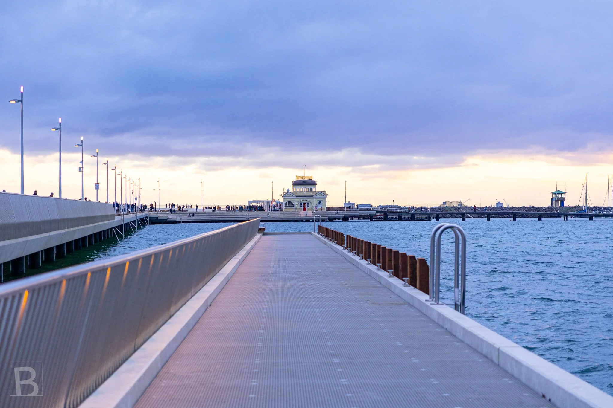Clean rails, integrated lighting and a strong central perspective reveal
the engineering of a contemporary public pier at twilight.