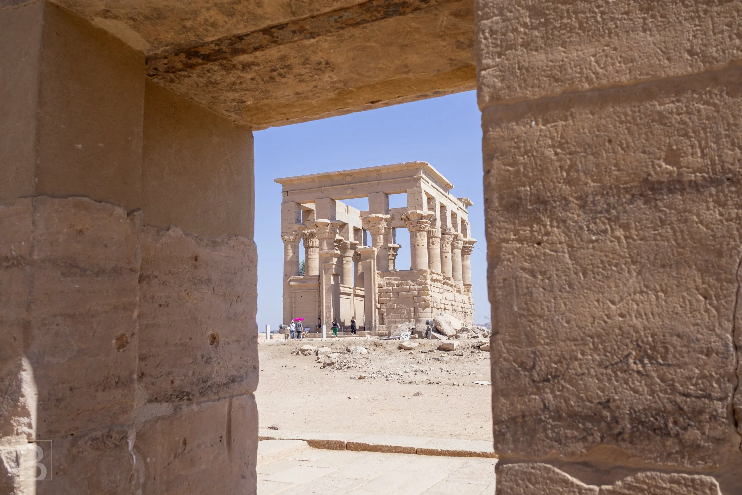 Ancient walls create a natural frame around the temple, emphasizing
sequence, threshold and ceremonial approach.