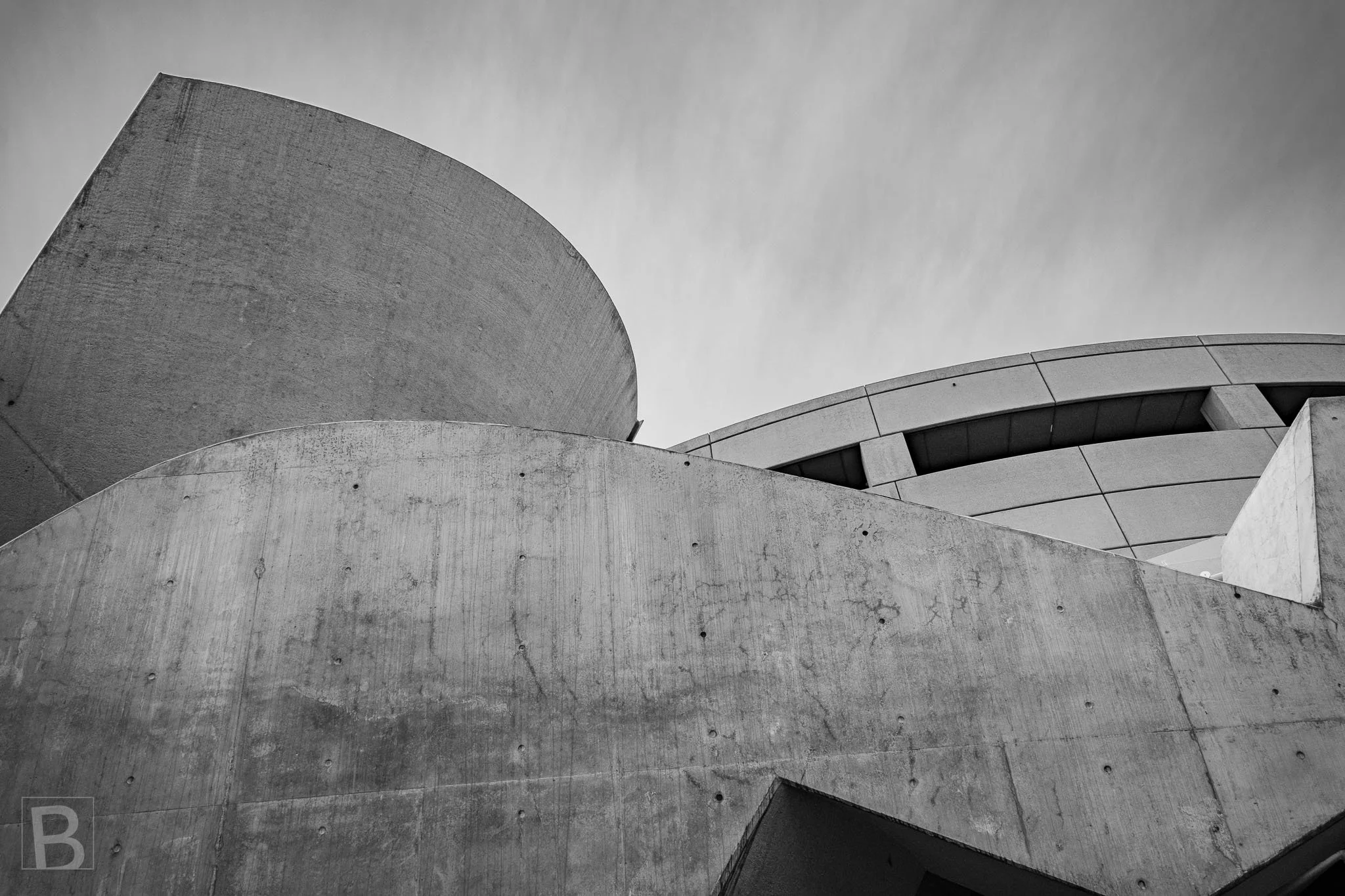 Raw surfaces, circular volumes and layered walls converge into a
powerful abstract study of cast concrete construction.