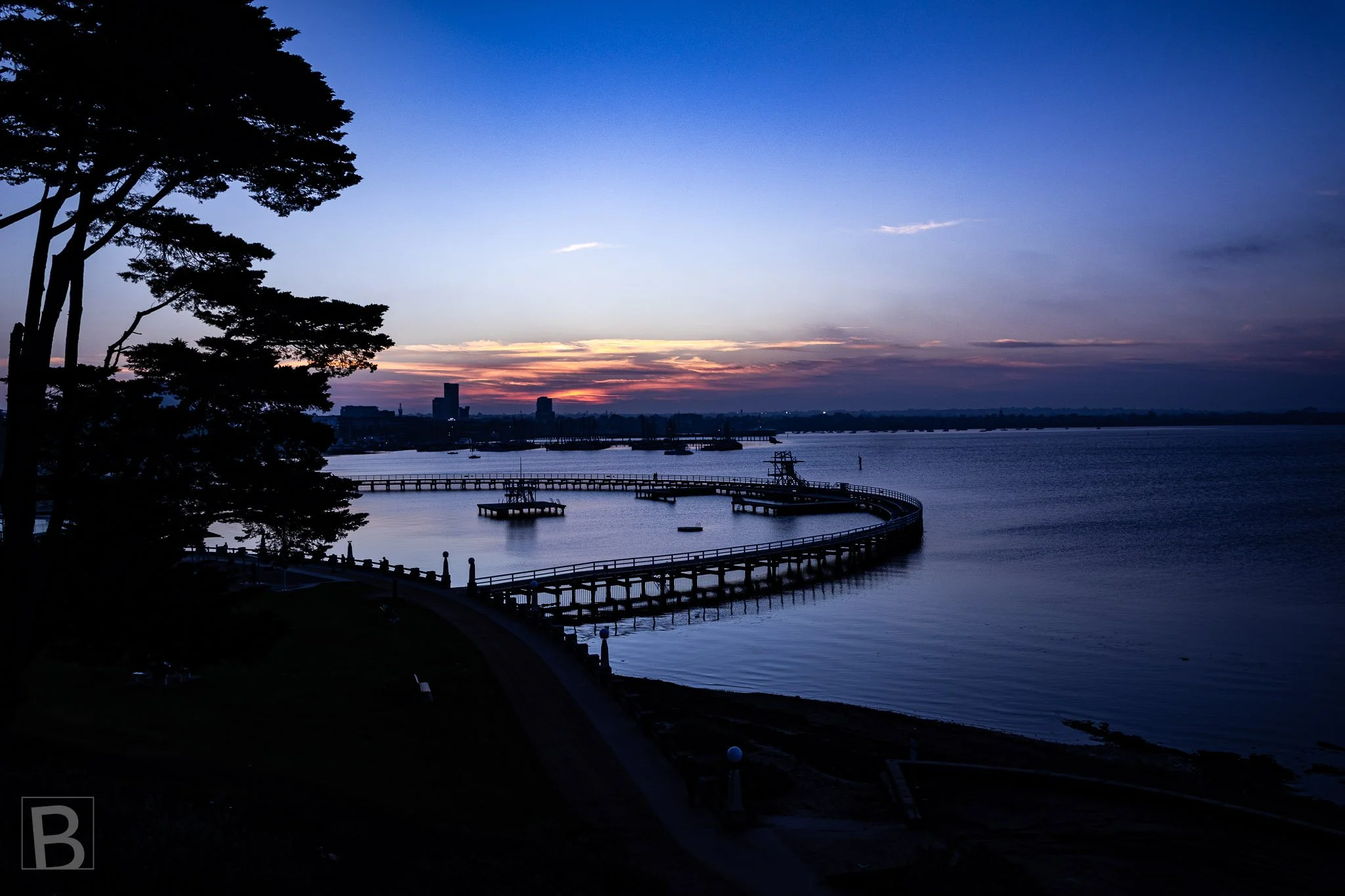 The sweeping shoreline geometry of Eastern Beach settles into
silhouette as the last colour fades across Corio Bay.