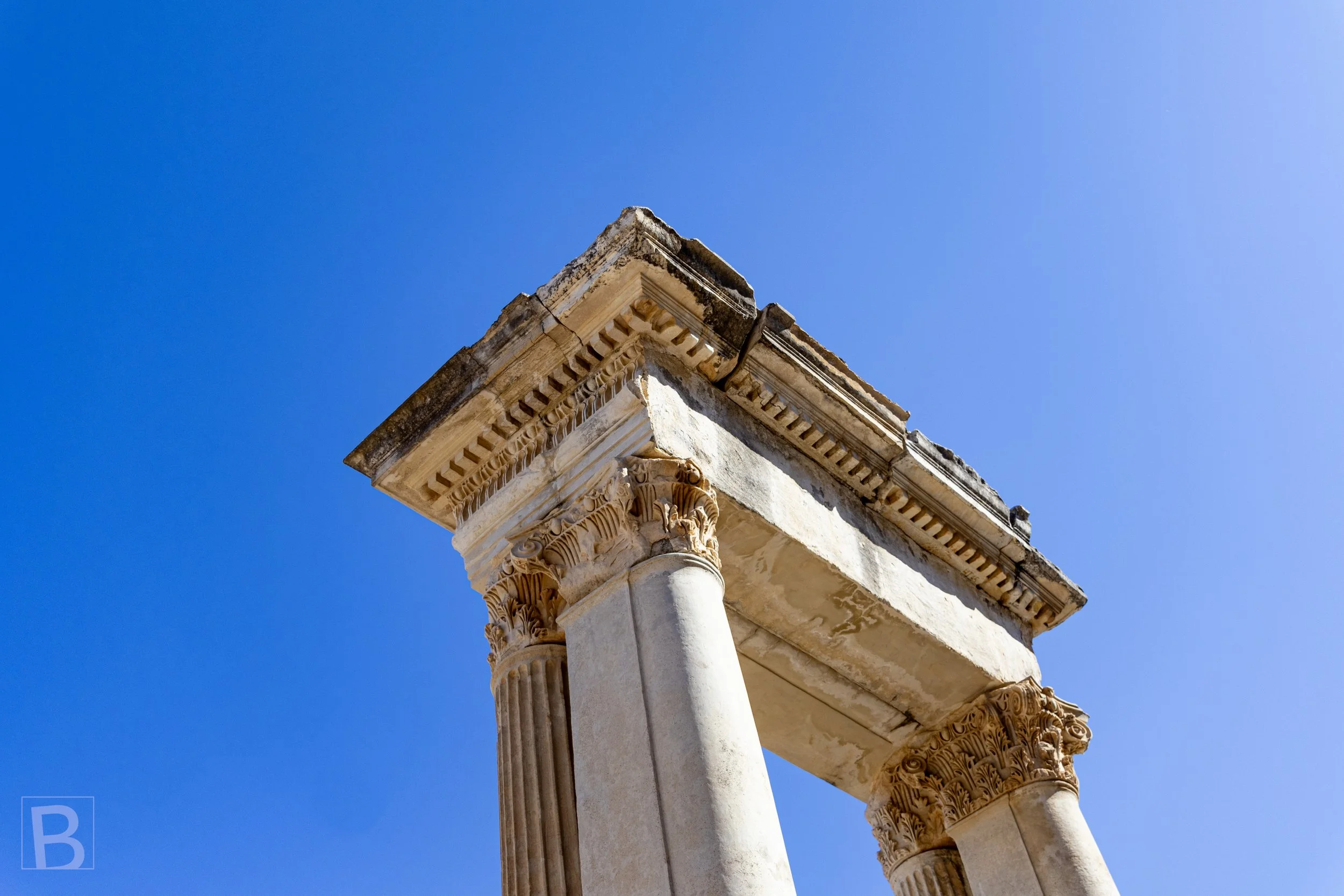 The surviving corner shows the precision of Roman stonework and
the elegance of Corinthian ornament.