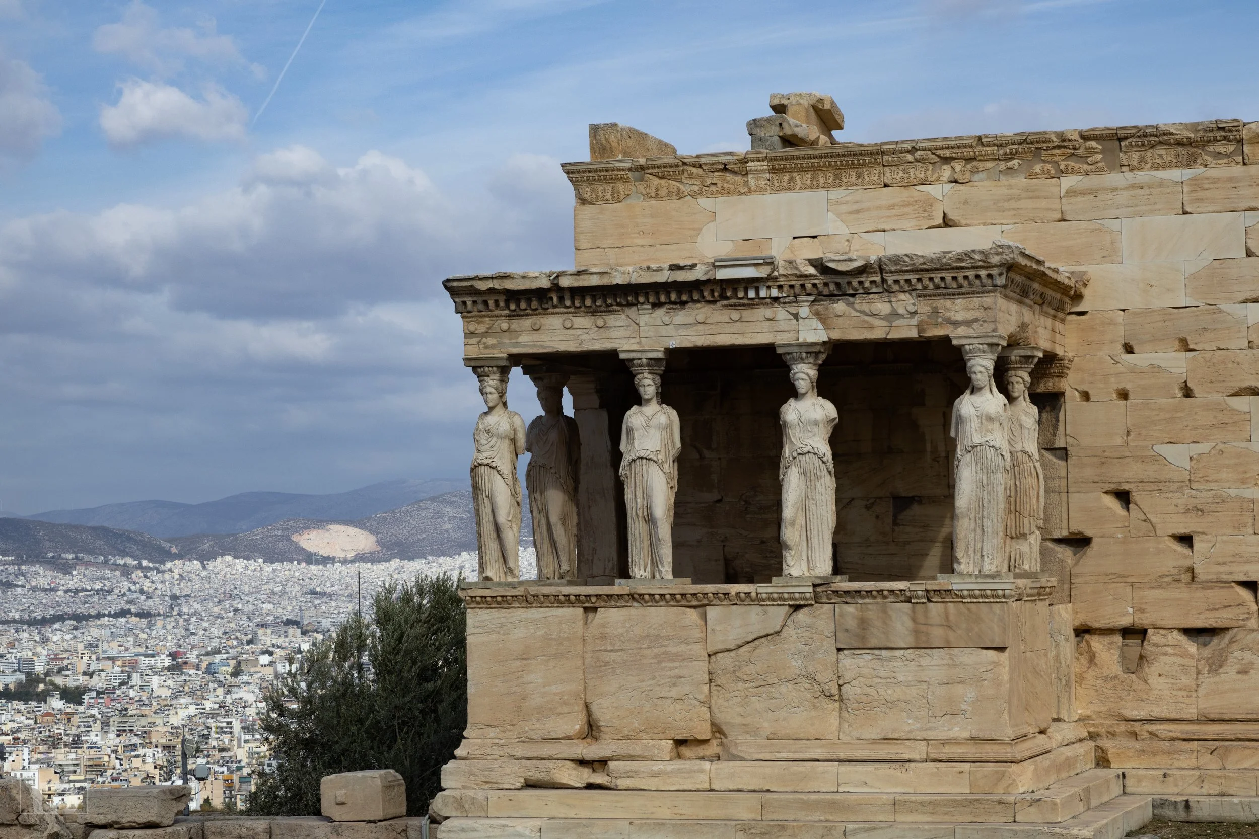 Sculpted female figures replace conventional columns, joining
architecture and the human form above the city.