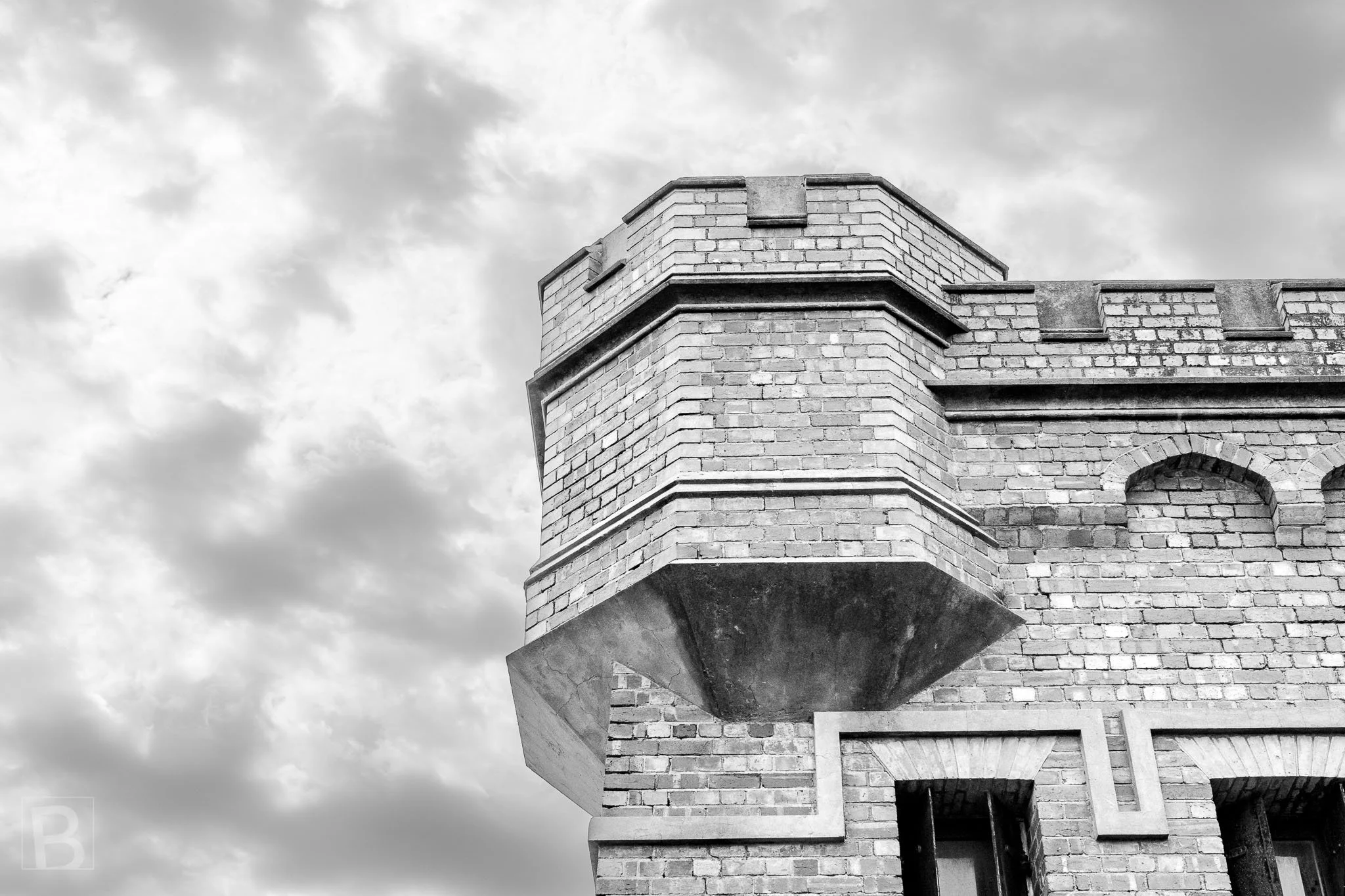 The faceted lookout and thick masonry reveal how surveillance and
defence shaped the architecture of confinement.