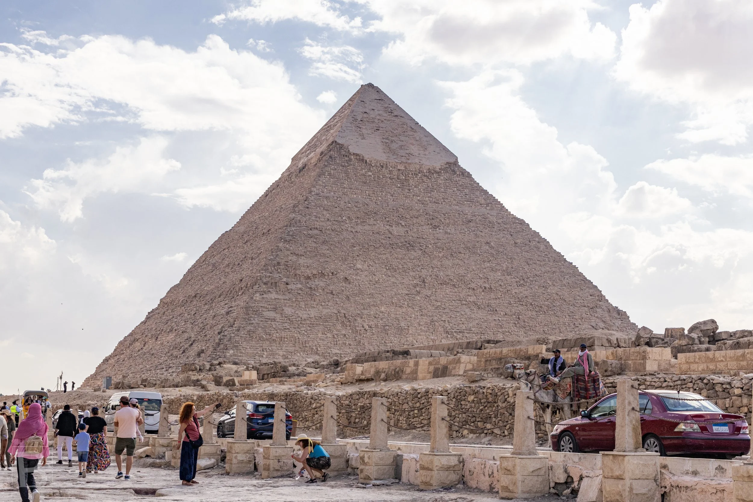 The remaining smooth casing near the summit distinguishes Khafre's
pyramid against the expansive desert sky.