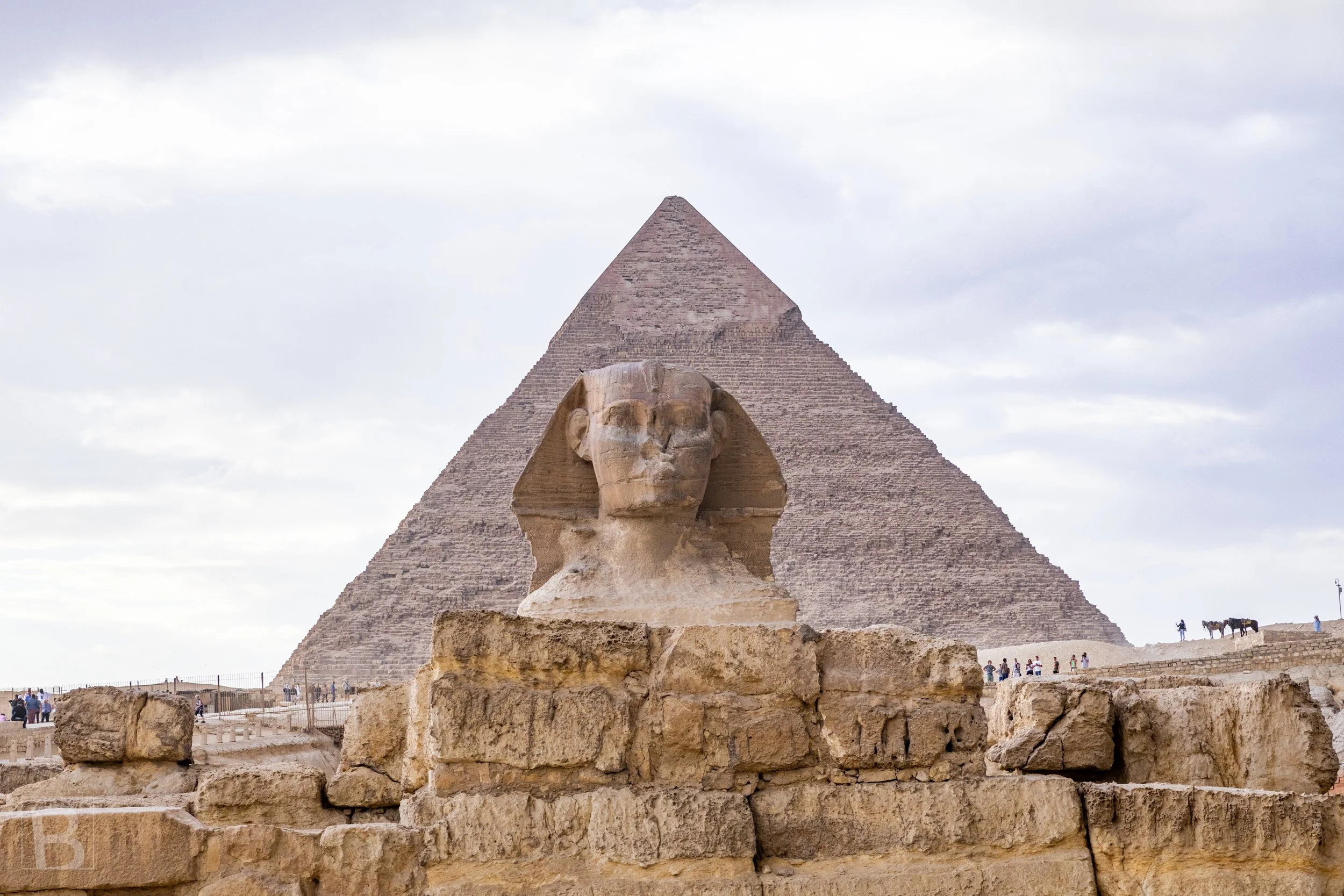 Two defining monuments of Giza align in a landscape shaped by
royal power, stone and desert light.