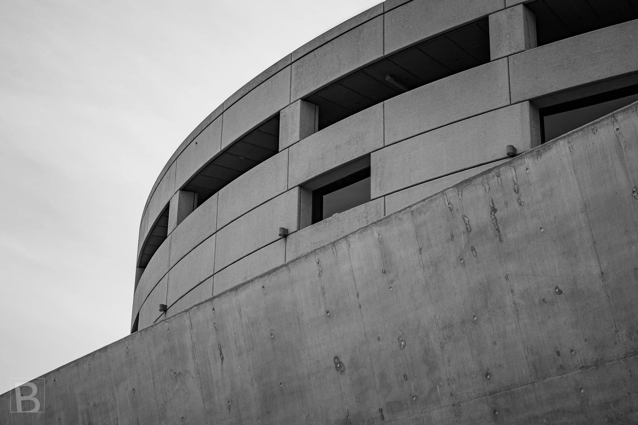 Concentric curves and protective walls give this concrete structure a
fortress-like character shaped by mass and repetition.