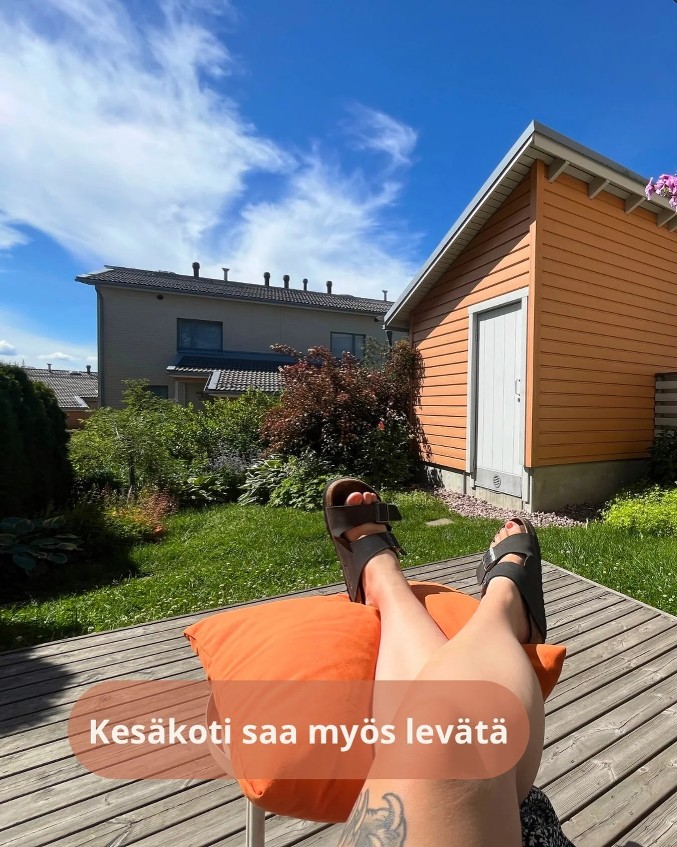 My&ouml;s kes&auml;ll&auml; koti saa n&auml;ytt&auml;&auml; silt&auml;, ett&auml; siell&auml; elet&auml;&auml;n.

Aina ei tarvitse j&auml;rjest&auml;&auml;.
Aina ei tarvitse suorittaa.

Joskus riitt&auml;&auml;, ett&auml; avaa oven, p&auml;&auml;st&a