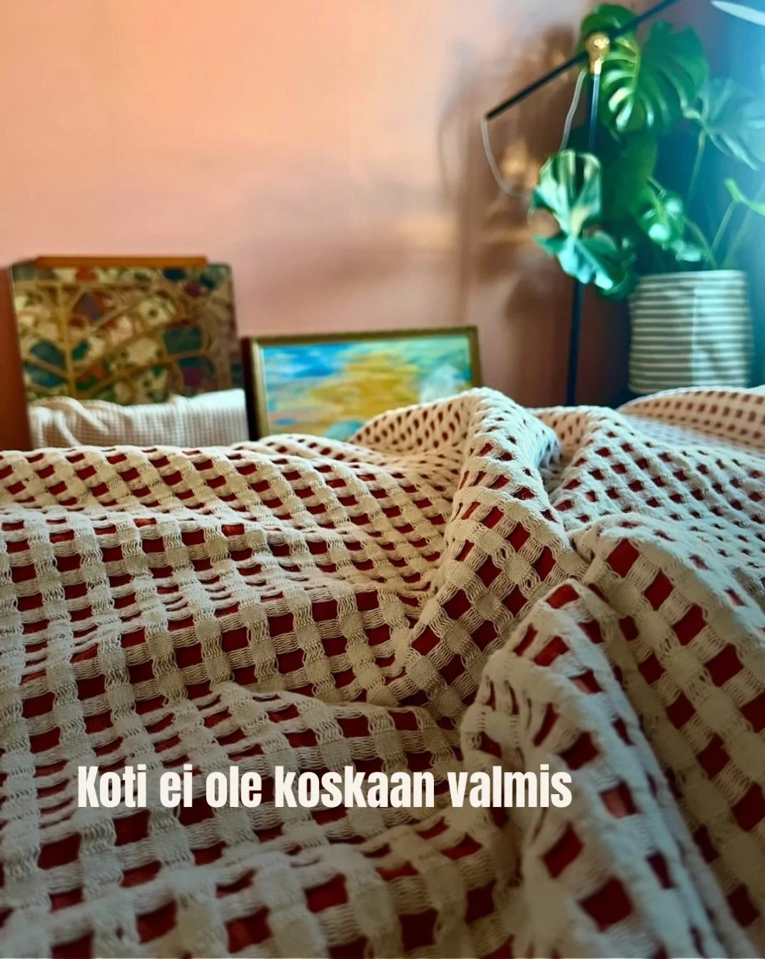 Koti ei ole koskaan valmis. Eik&auml; sen tarvitsekaan olla.

T&auml;ss&auml; kuvassa &Auml;mmilt&auml; saamani vanha peili ja taulu odottavat viel&auml; paikkaansa sein&auml;ll&auml;.

Ne voivat odottaa huomiseen.
Tai ensi viikkoon.
Ja se on ihan hy