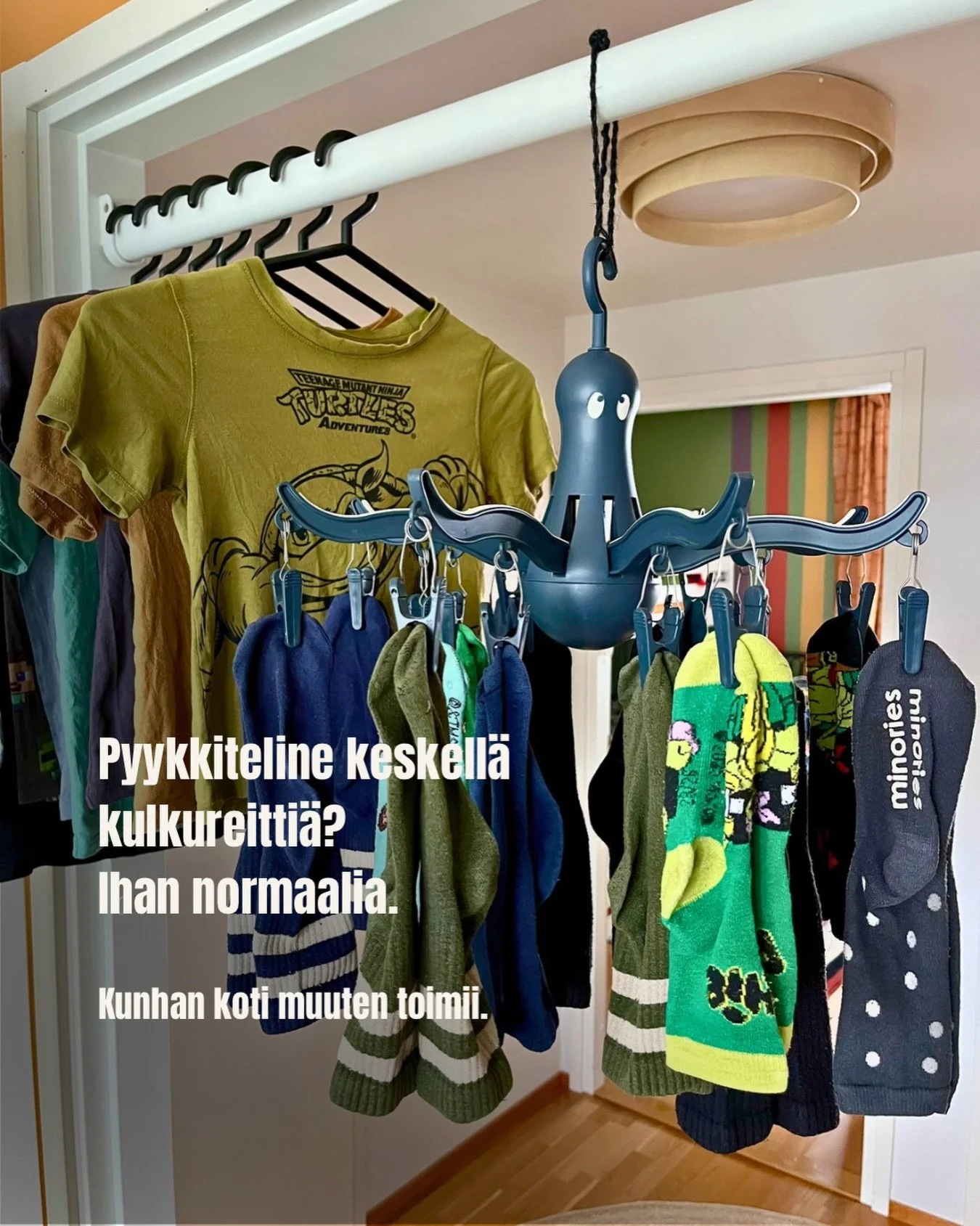 Ruuhkavuosissa koti ei aina n&auml;yt&auml; Instagram-kodilta. Eik&auml; sen tarvitsekaan.

Meill&auml; pyykit saattavat odottaa kaappiin viikkaamista useamman p&auml;iv&auml;n, puhtaita vaatteita otetaan suoraan telineest&auml; ja eteinen on v&auml;
