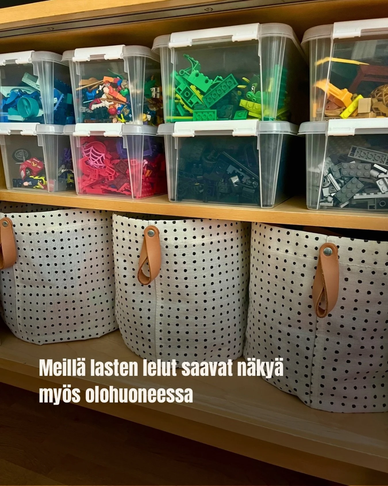 Meill&auml; lasten lelut eiv&auml;t asu vain lastenhuoneessa.

Pojat haluavat viel&auml; toistaiseksi leikki&auml; siell&auml;, miss&auml; me vanhemmatkin olemme &ndash; ja minusta on aivan hyv&auml; niin. T&auml;m&auml; on my&ouml;s lasten koti, jot