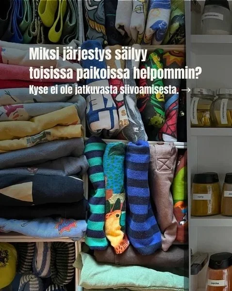 J&auml;rjestyksen yll&auml;pit&auml;misen ei pit&auml;isi olla oma harrastuksensa. 

Minusta toimiva j&auml;rjestys on sellainen, jossa tavaran k&auml;ytt&auml;minen ja palauttaminen paikalleen on mahdollisimman helppoa.

Siksi tavaroita kannattaa us