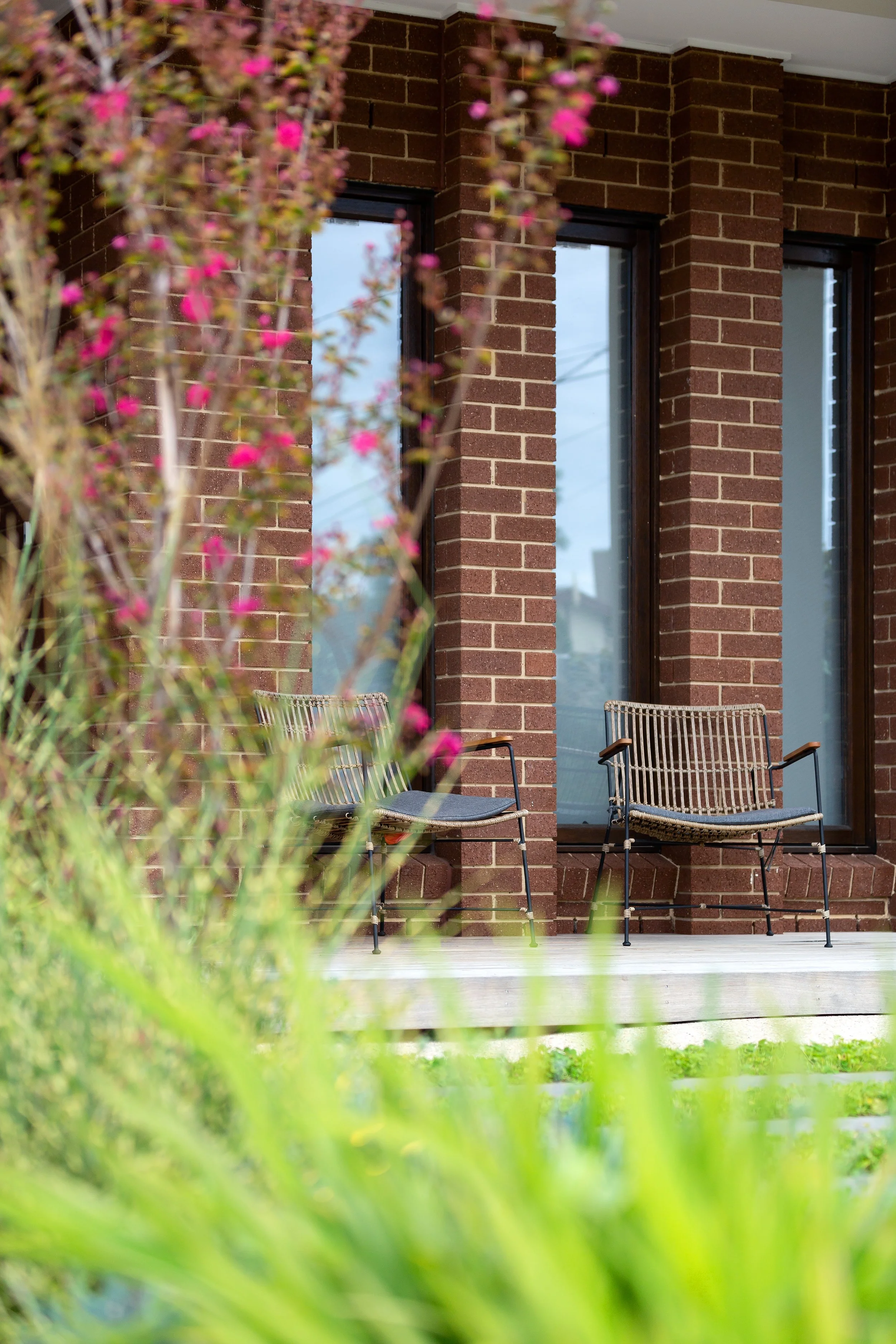 Outdoor seatings that can view the front garden, providing the residence a peaceful outdoor space.