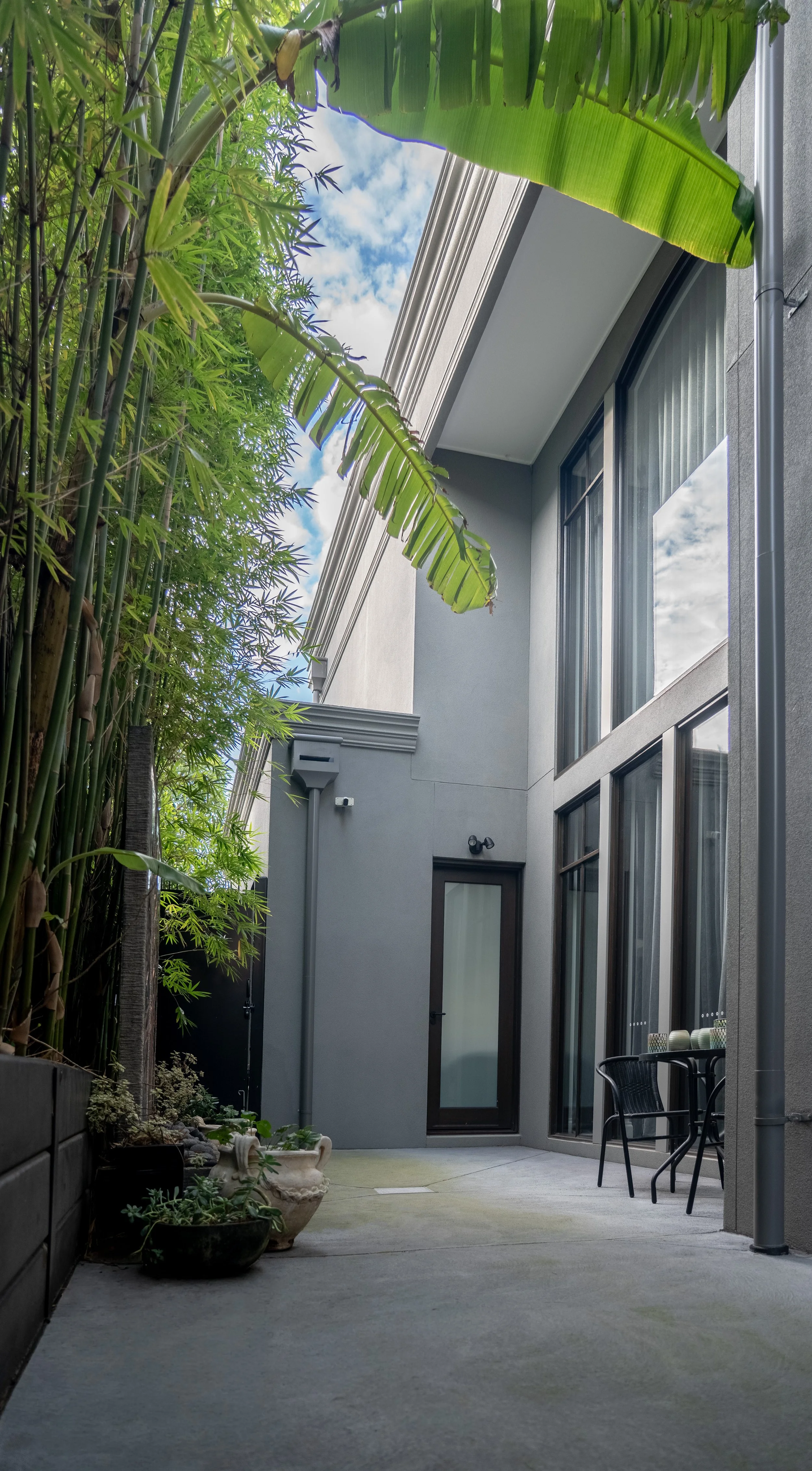 The sideway of the building creates a enclosed private space, with the vegetations providing shading, people can have their own relaxing time here.