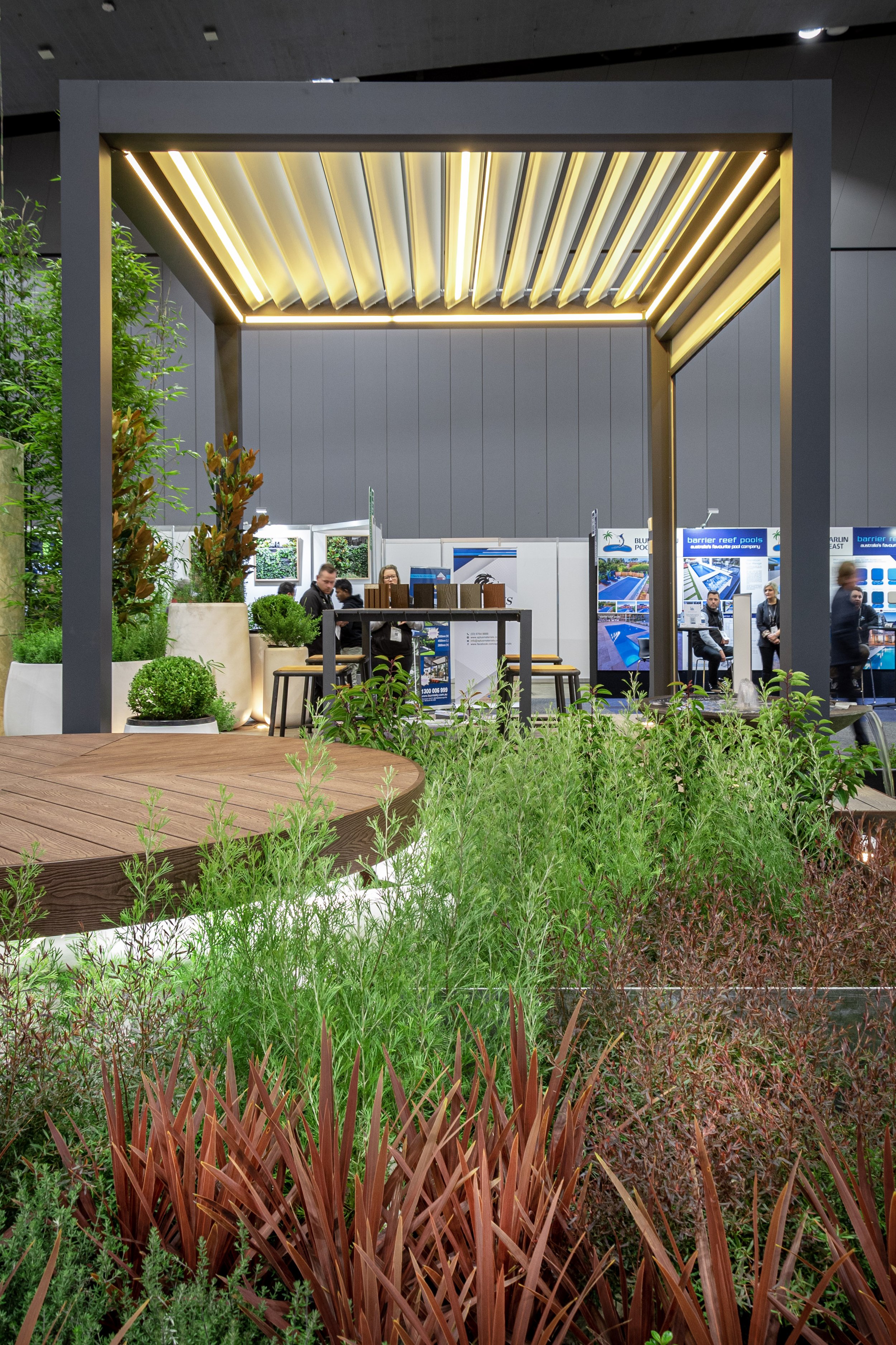 Plantations in different height, together with the elevated timber seating, create an intriguing level difference.