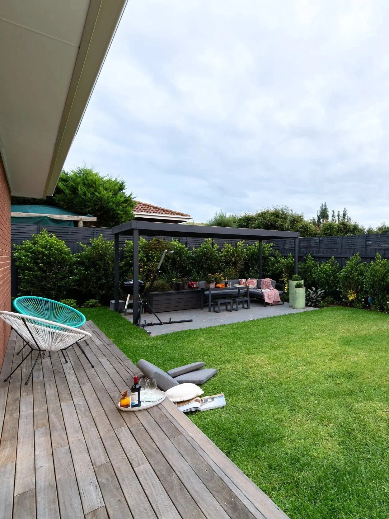 The timber deck at the backyard is a multi-functional entertainment deck that can overlook the back lawn and skylight.