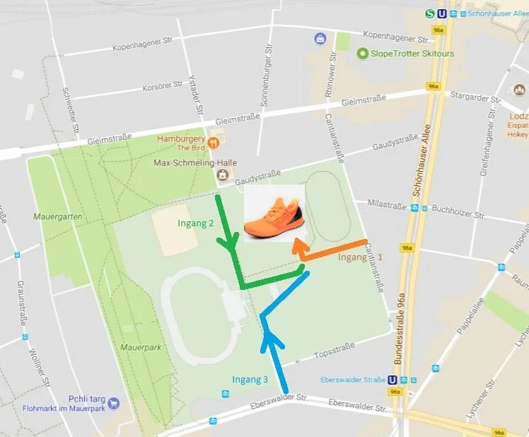 Het sportpark heeft 3 ingangen. De ingang aan de Cantianstraße, tegenover het adres Cantianstraße 9, is het makkelijkst (oranje pijl). Ben je niet zo goed in kaartlezen? Neem het beste deze ingang.