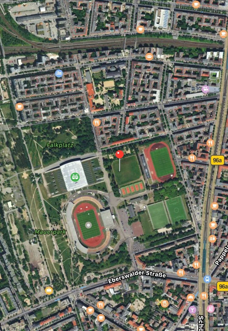 Hierbij nog een luchtfoto. Hierop zijn duidelijk het kleine stadion (loopbanen voor hardlopers) en het grote stadion te zien. 'Ons' grasveld bevindt zich tussen deze twee stadions.