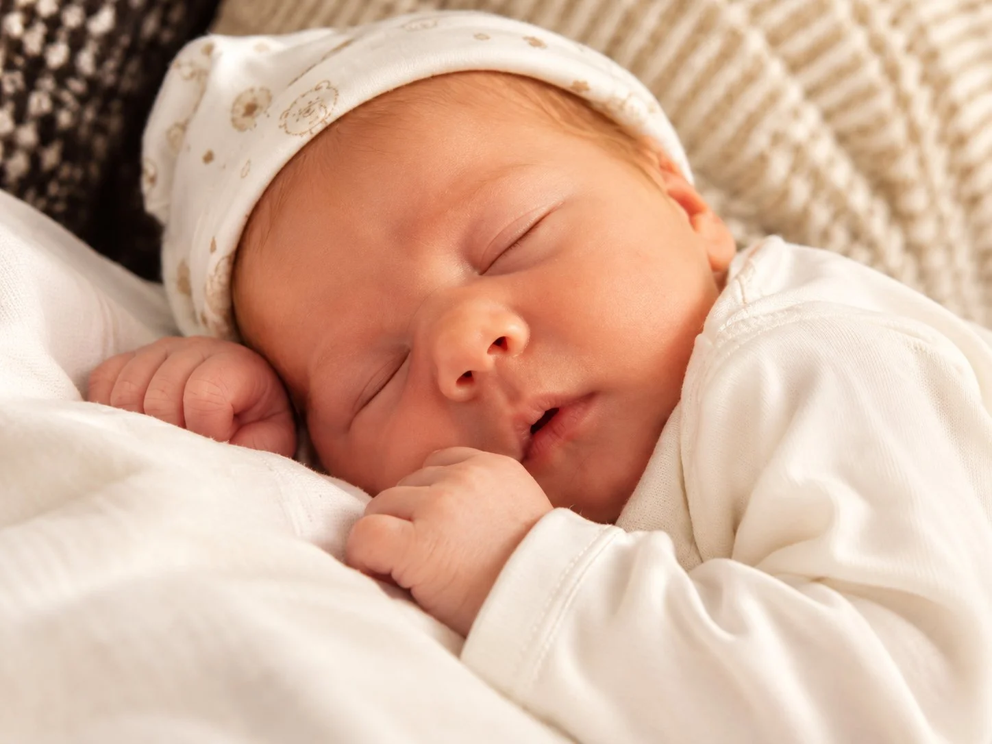 slapende baby in bed met Mutsje Newborn - Lifestyle FOtografie MJP Fotografie.jpg