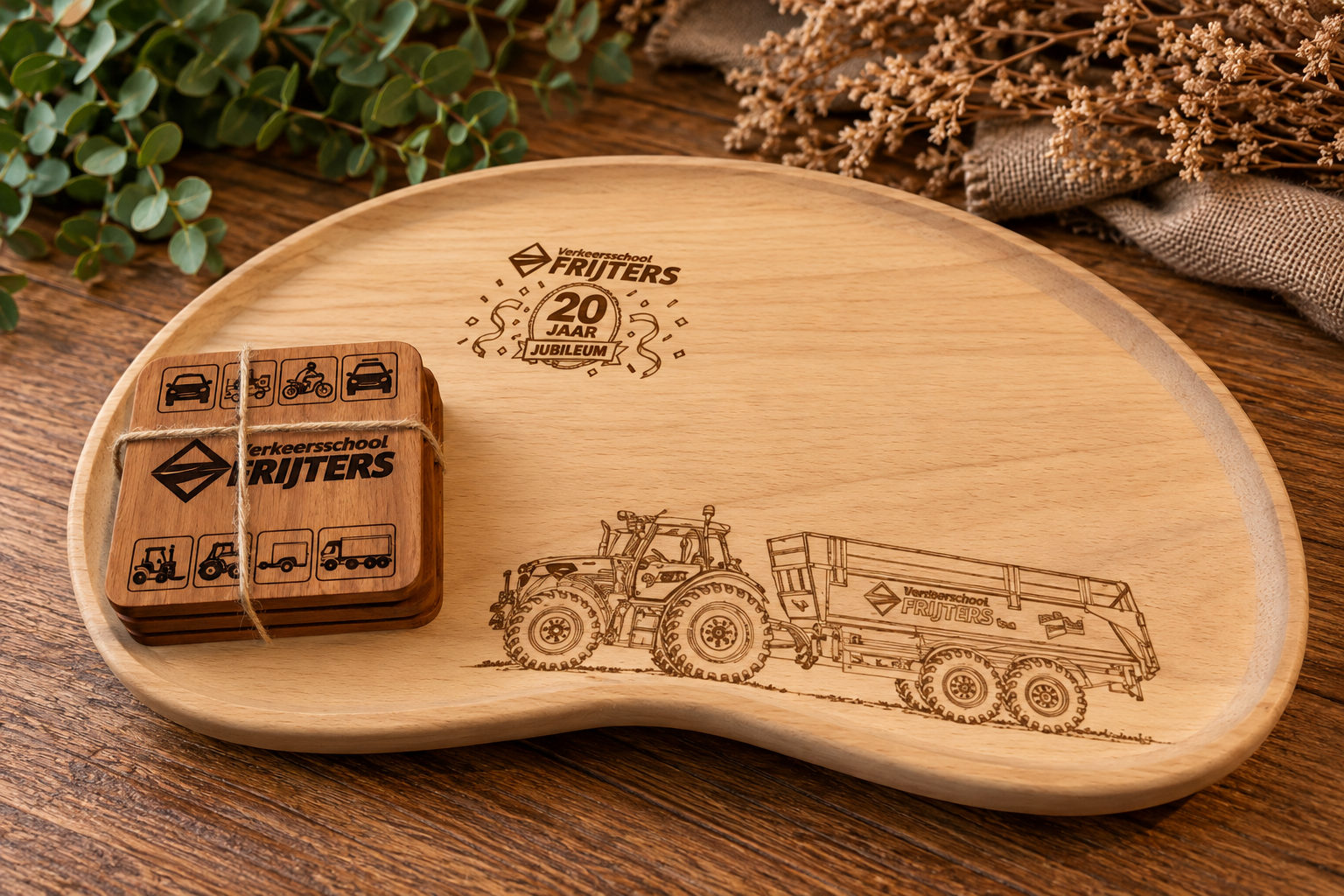 Een houten serveerschaal met gegraveerde logo's en een afbeelding van een tractor en een trailer, en een set houten onderzetters met bedrijfslogo verkeerschool frijters gepersonaliseerd door MJP Fotografie