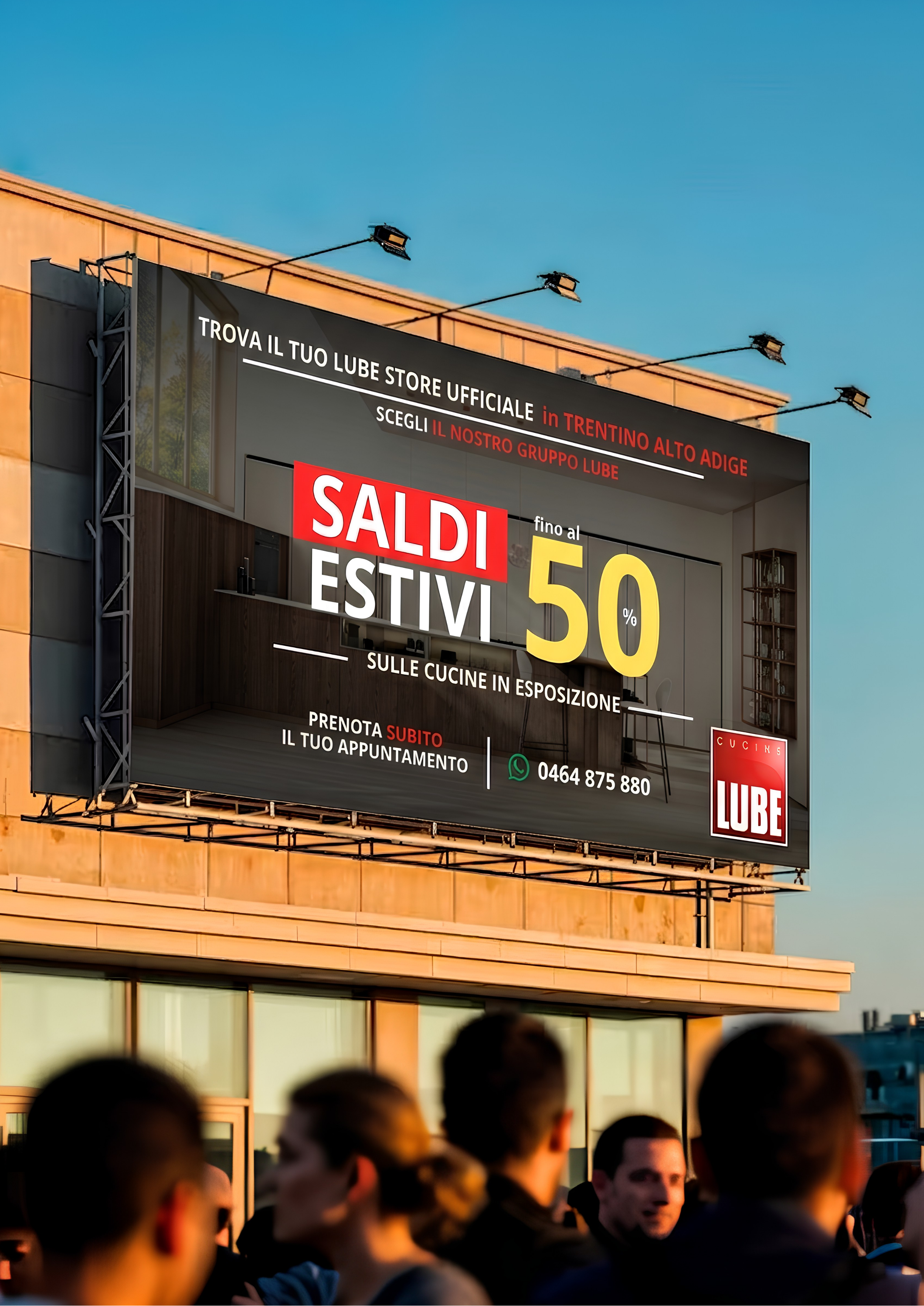 Case study di marketing territoriale: cartellone pubblicitario per campagna promozionale affisso sull'esterno di un edificio.
