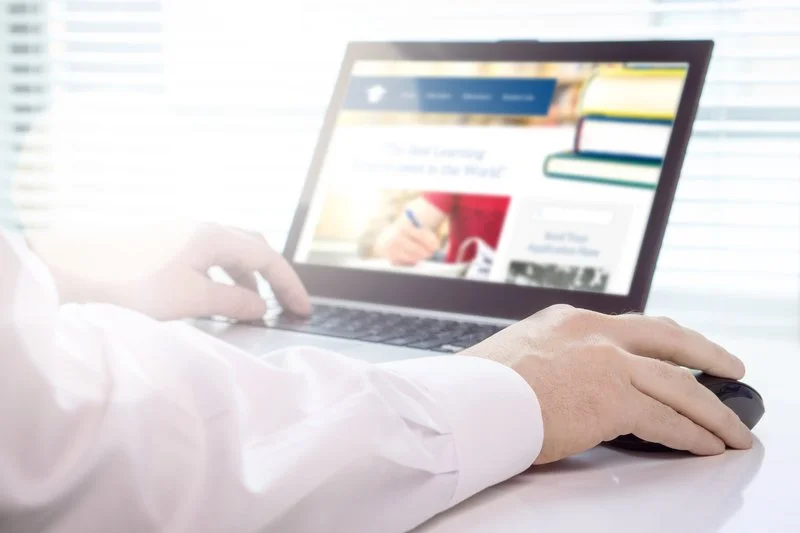 Personale che lavora al computer per la gestione di campagne Digital e Web Marketing, Meta ADV, Google ADV.