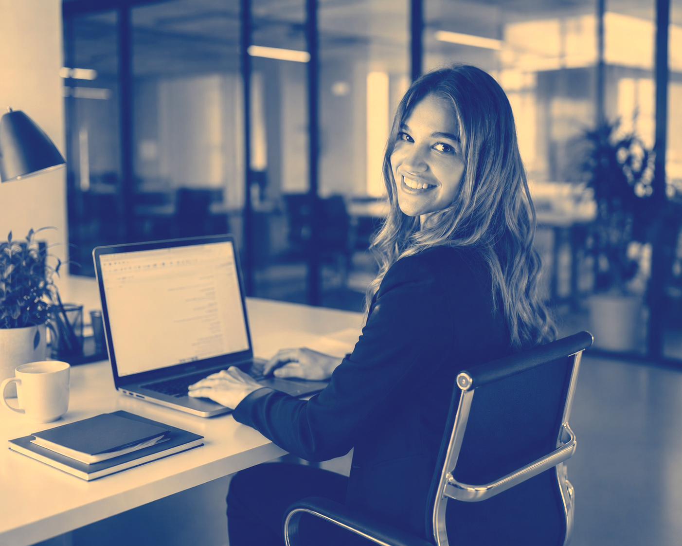 Consulente di IA marketing sorridente al lavoro al computer in un ufficio moderno